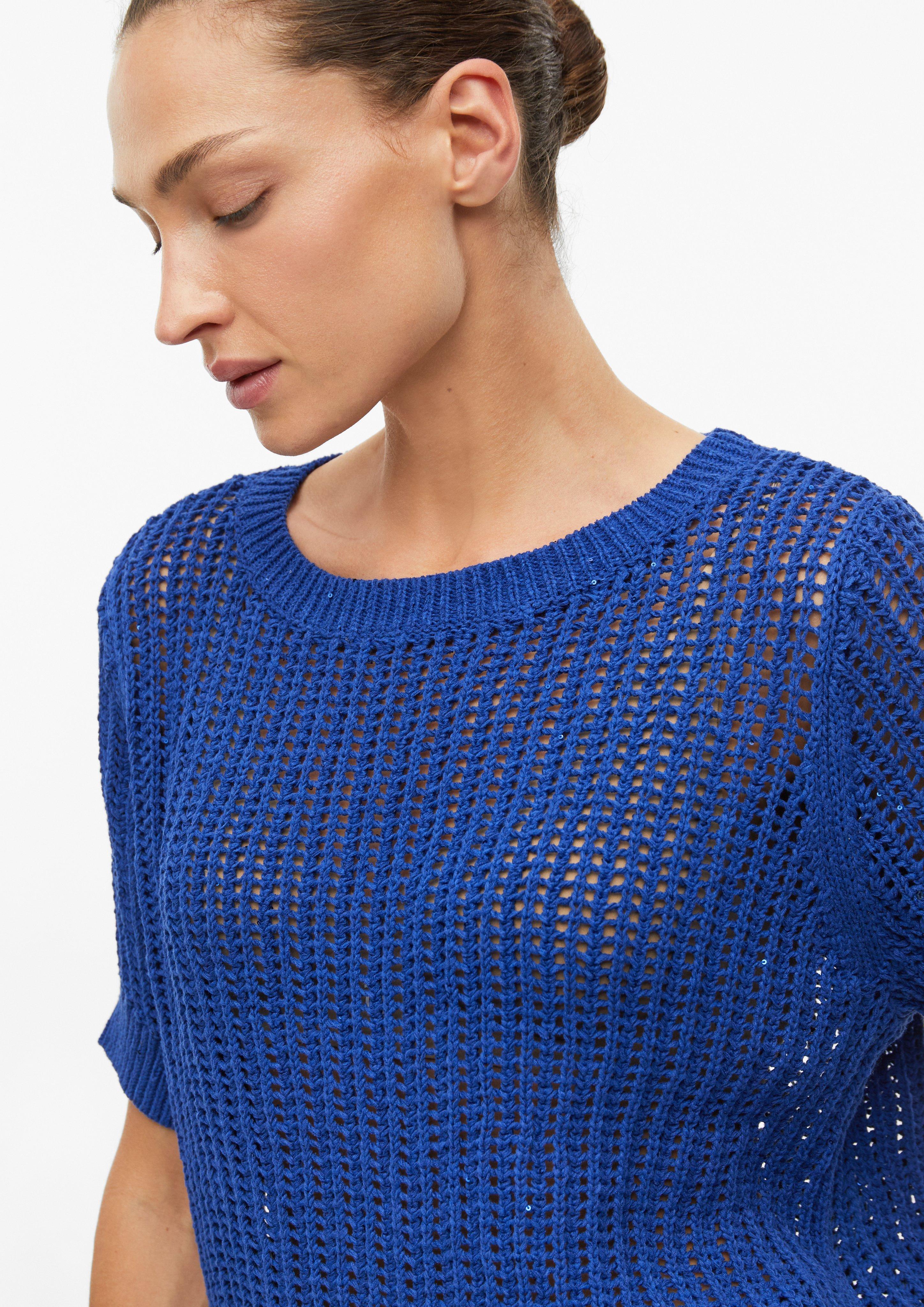 Femmes Pull à manches courtes légèrement transparent, avec motif ajouré et paillettes en bleu de s.Oliver BLACK LABEL