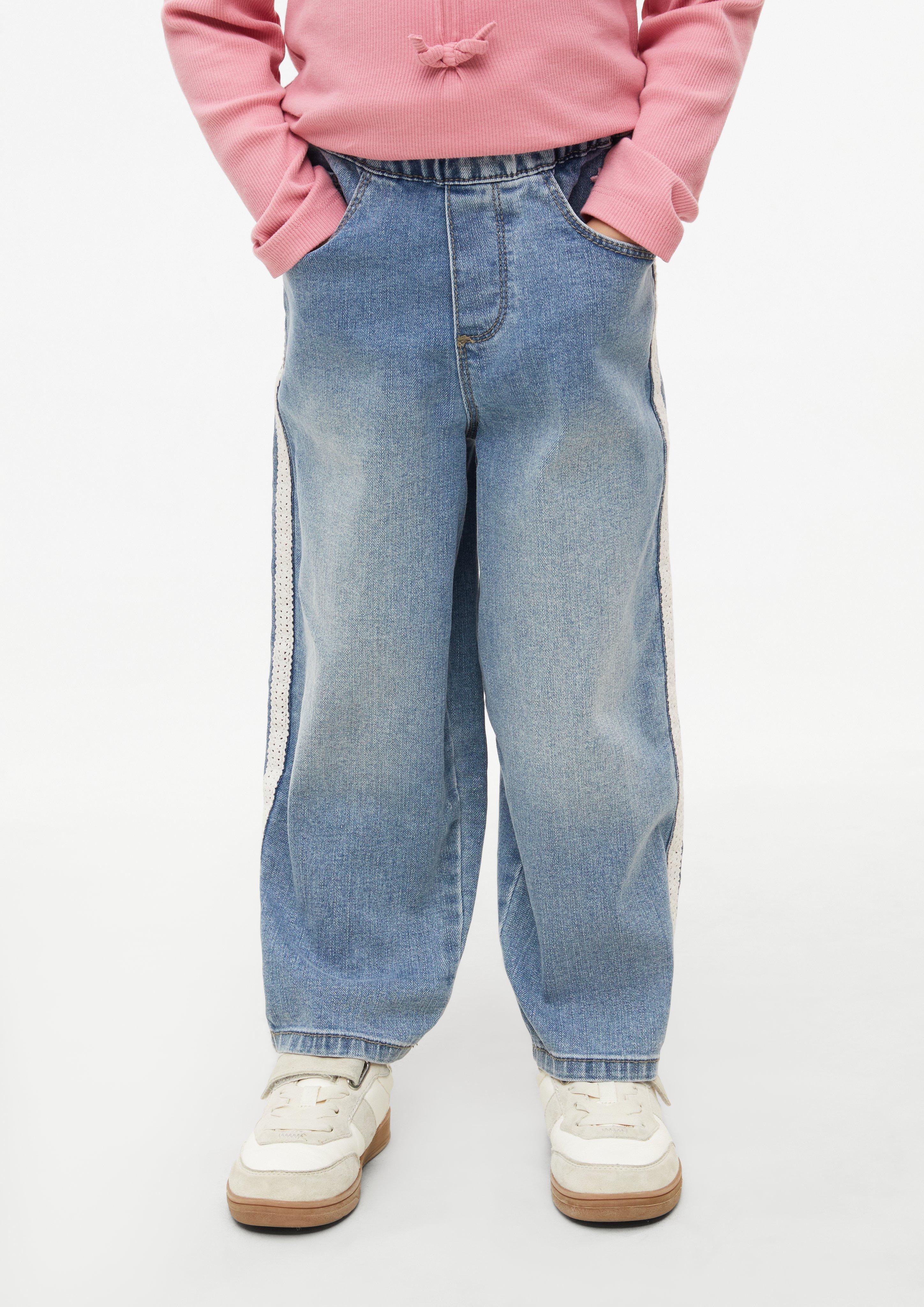 Junior Jeans TONI / Relaxed Fit / Mid Rise / Tapered Leg / Borduursel &amp; kanten band in blauw van s.Oliver