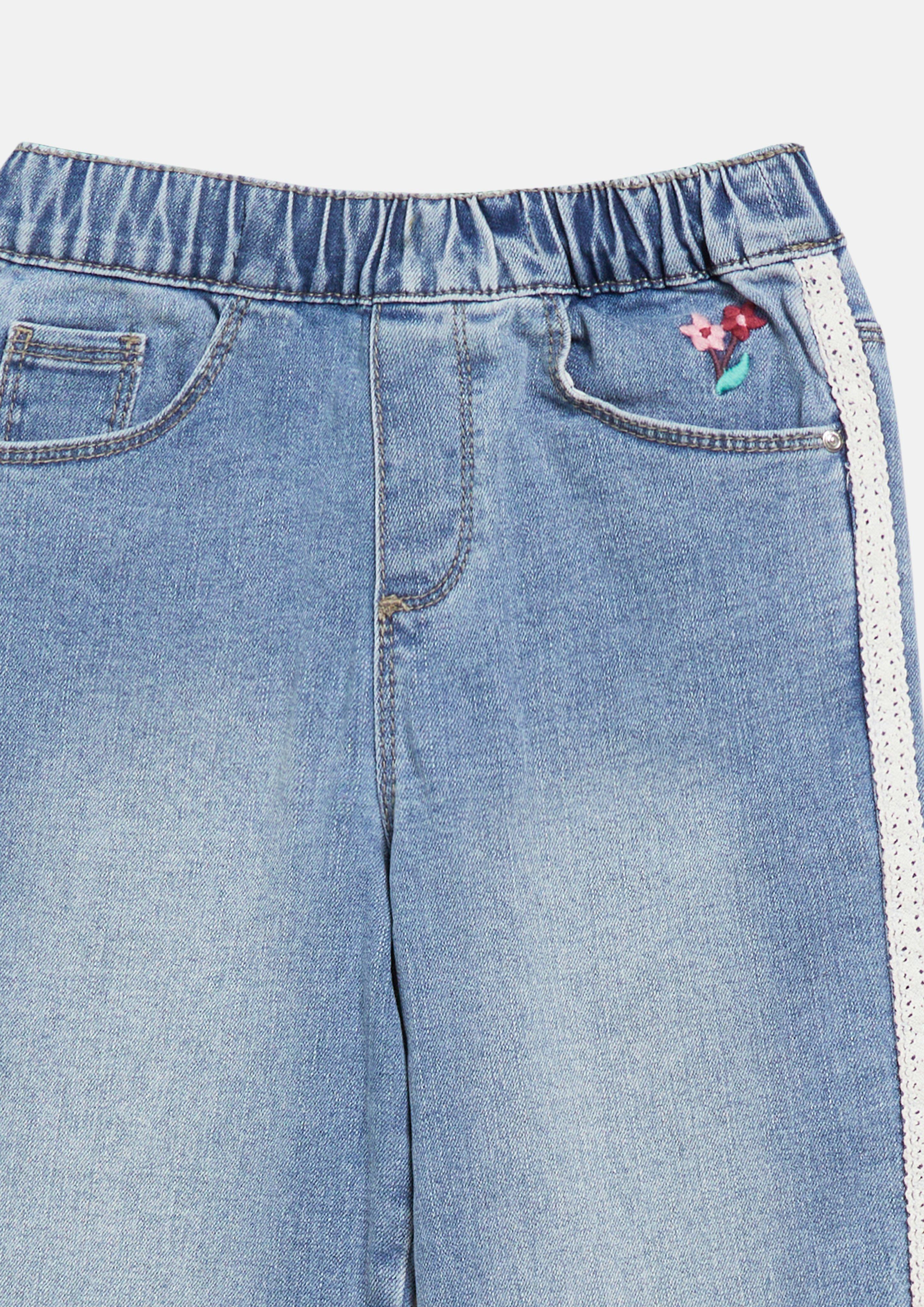 Junior Jeans TONI / Relaxed Fit / Mid Rise / Tapered Leg / Borduursel &amp; kanten band in blauw van s.Oliver
