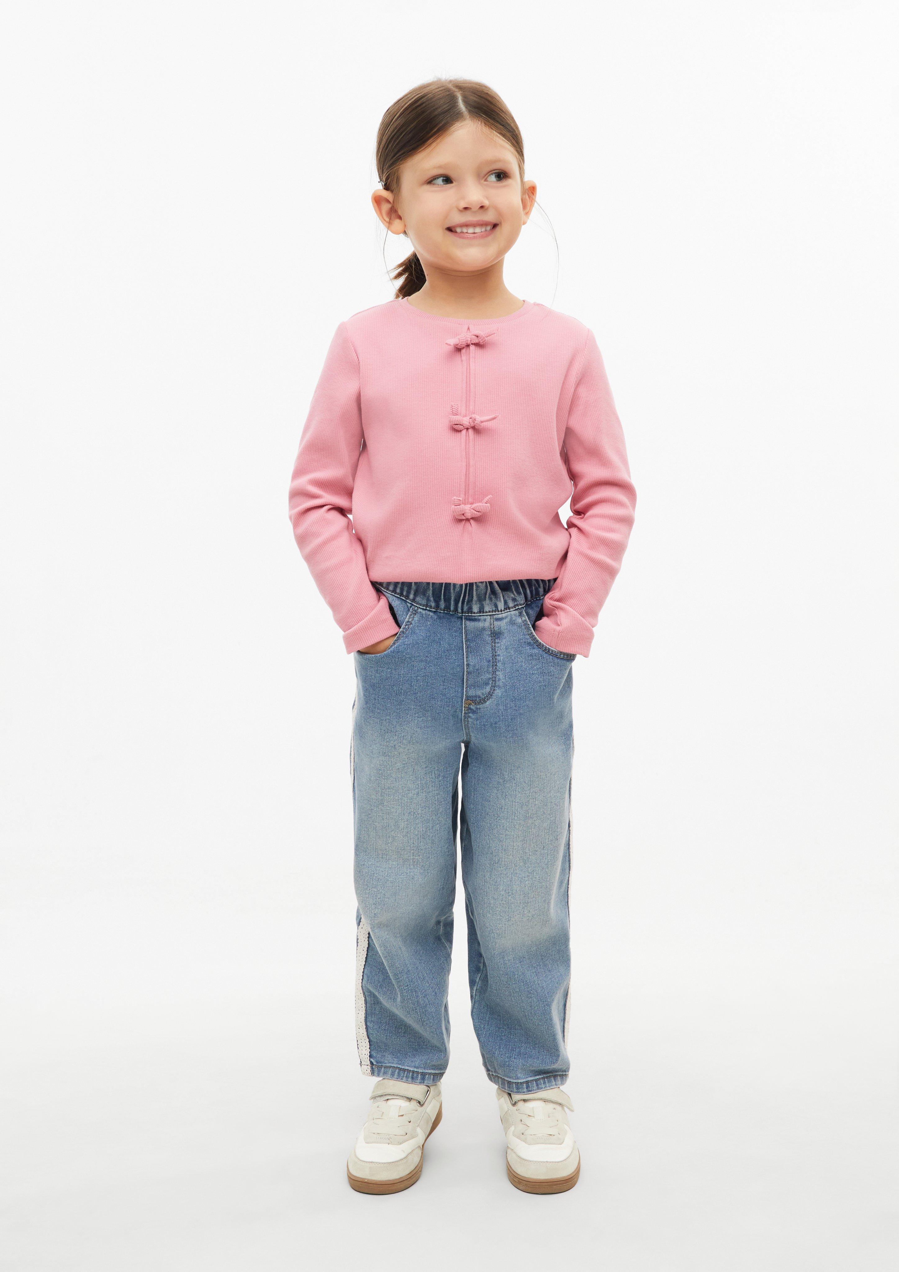 Junior Jeans TONI / Relaxed Fit / Mid Rise / Tapered Leg / Borduursel &amp; kanten band in blauw van s.Oliver