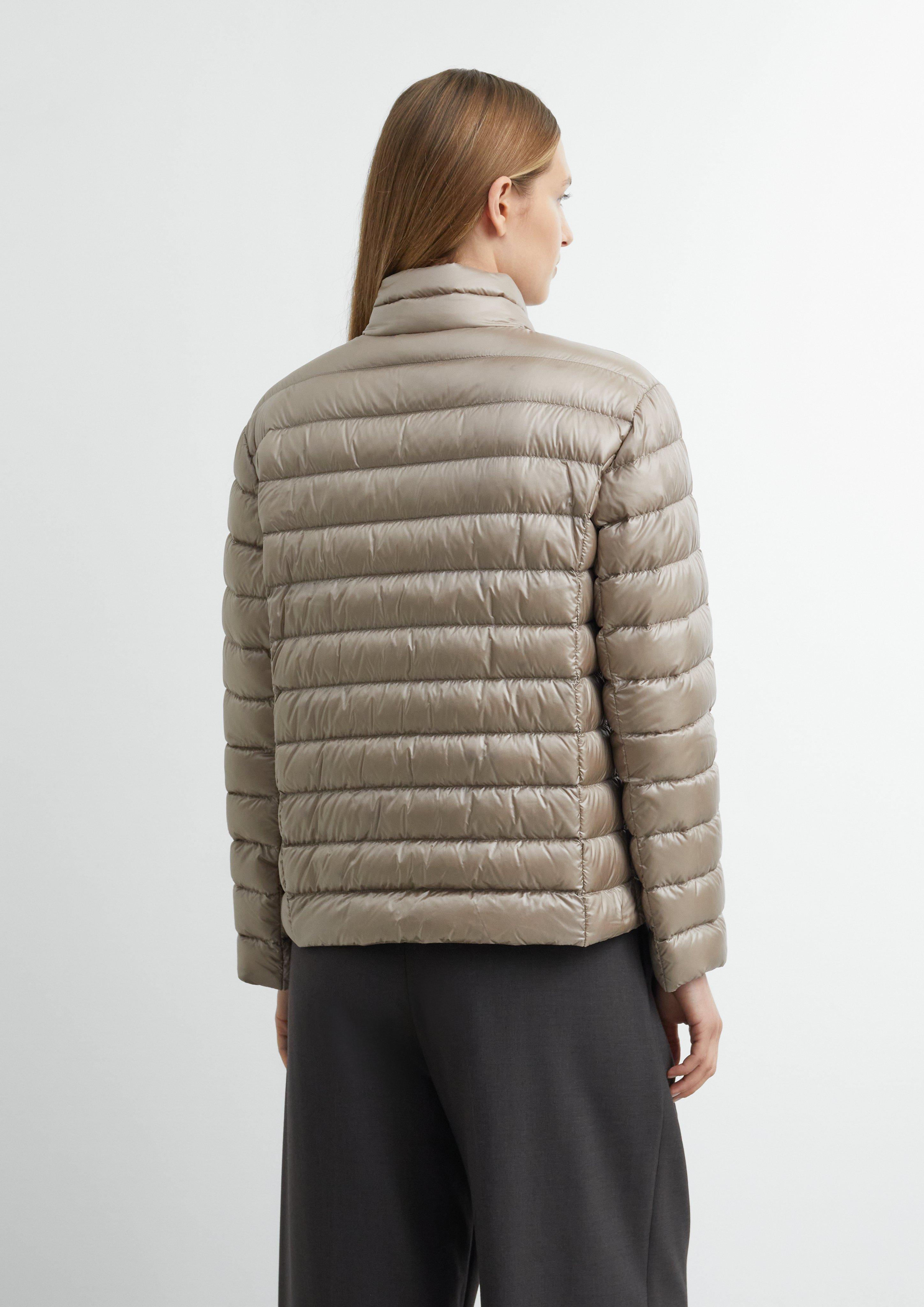 Leichte Daunenjacke mit integrierter Packtasche in braun von COMMA