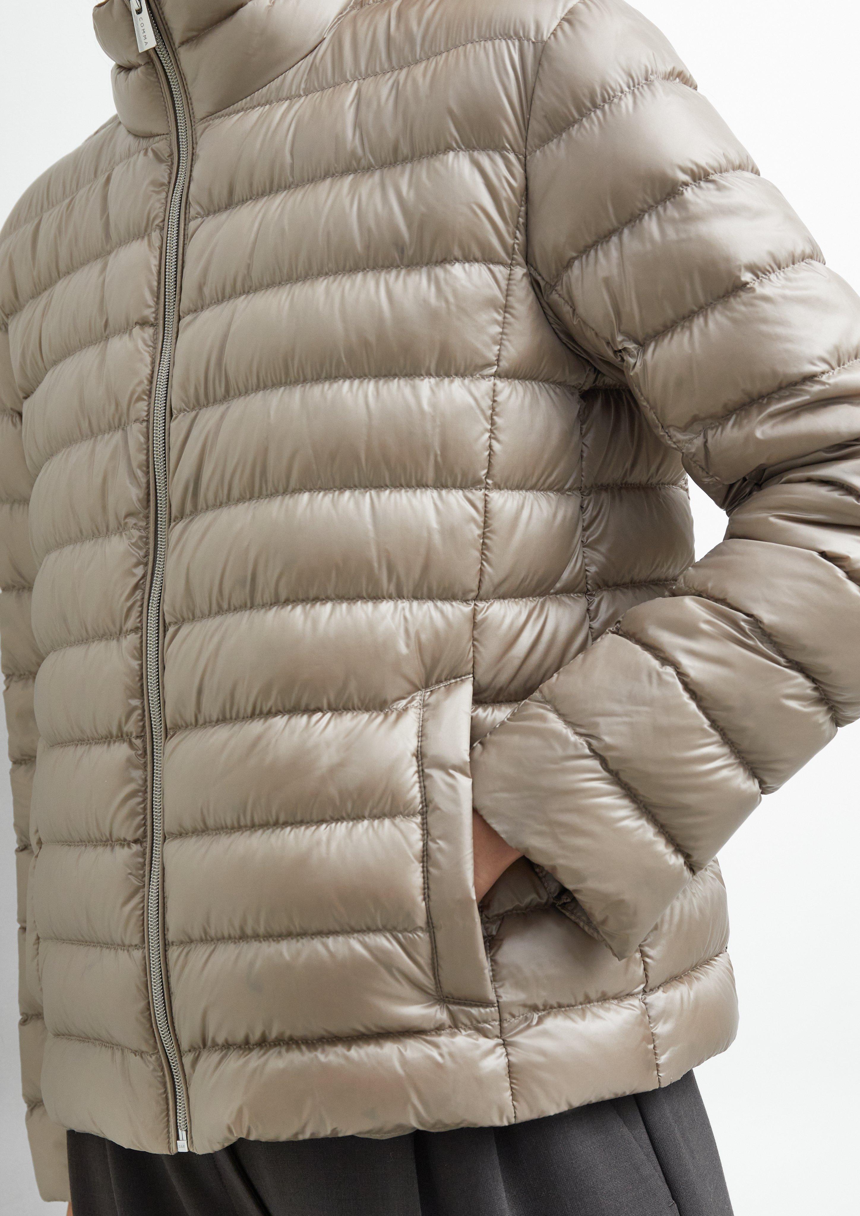 Leichte Daunenjacke mit integrierter Packtasche in braun von COMMA