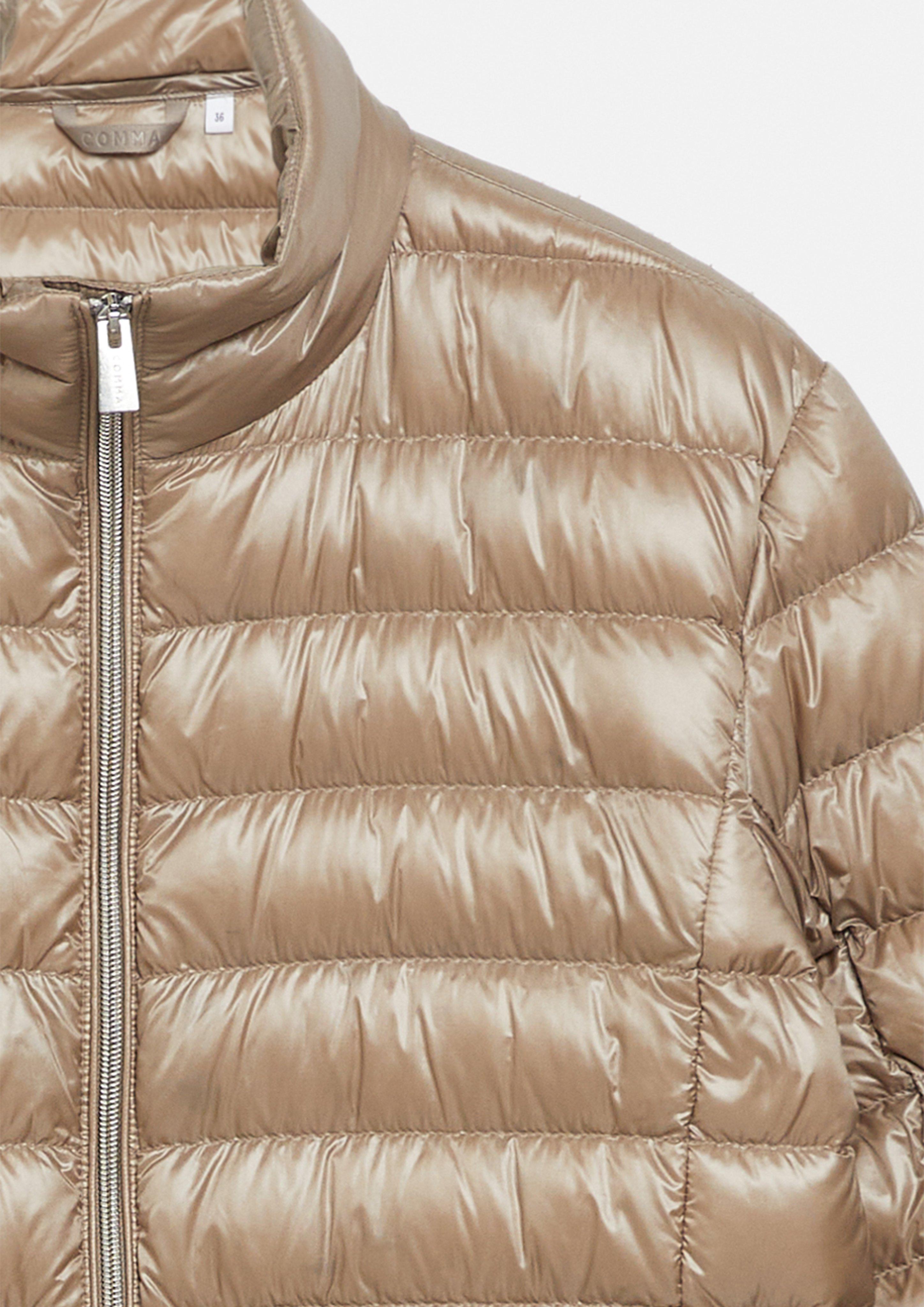 Leichte Daunenjacke mit integrierter Packtasche in braun von COMMA