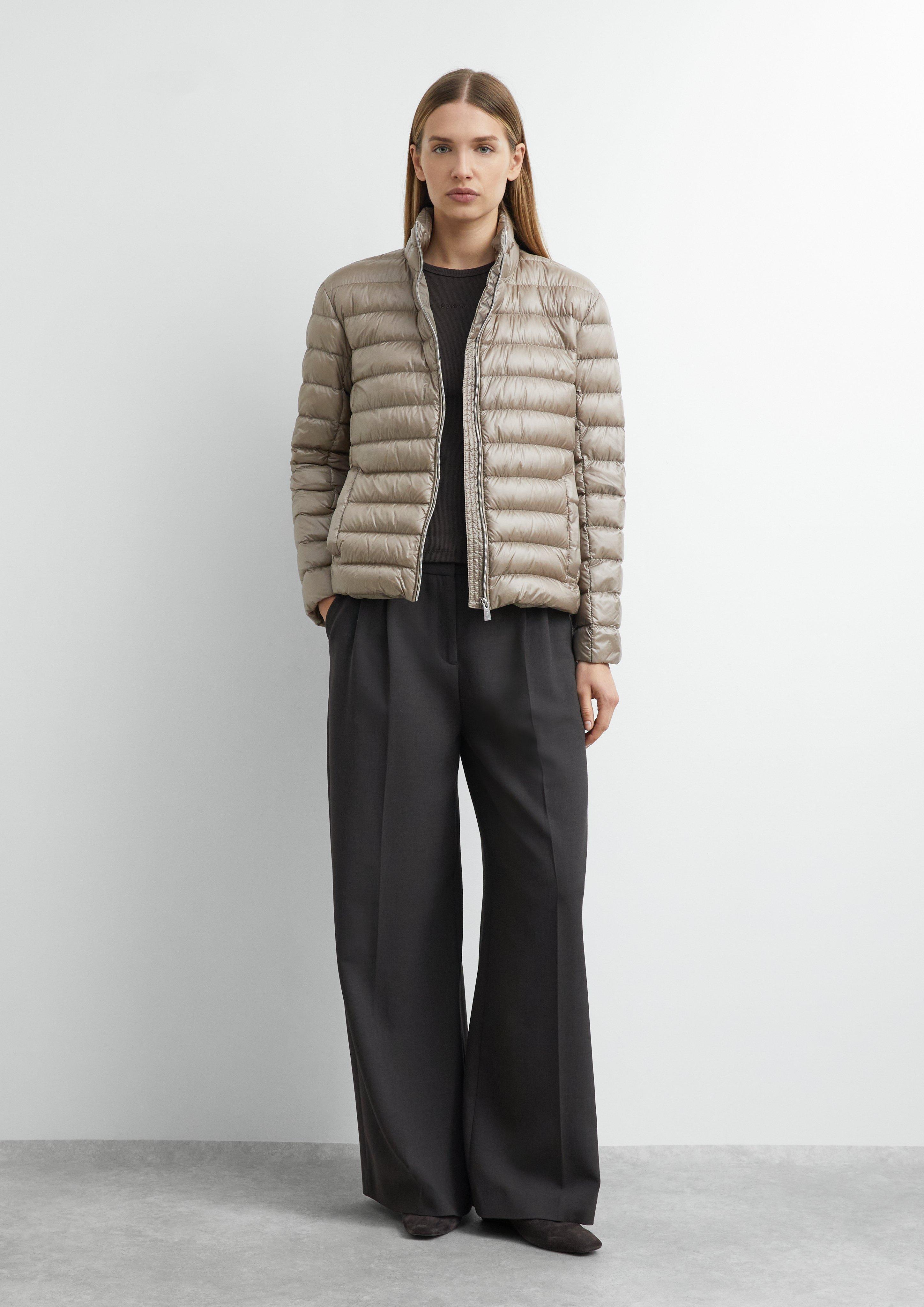 Leichte Daunenjacke mit integrierter Packtasche in braun von COMMA