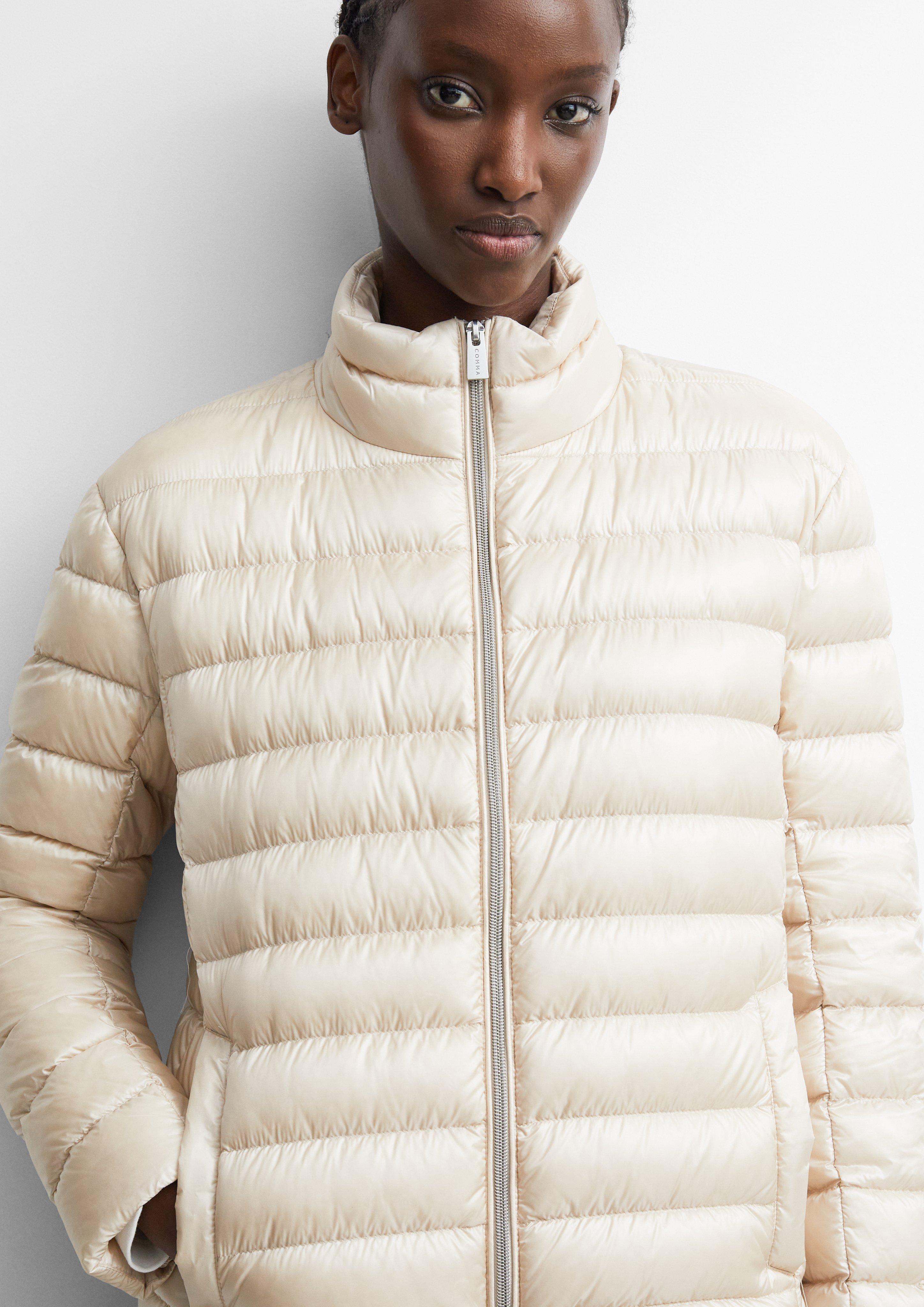 Leichte Daunenjacke mit integrierter Packtasche in beige von COMMA