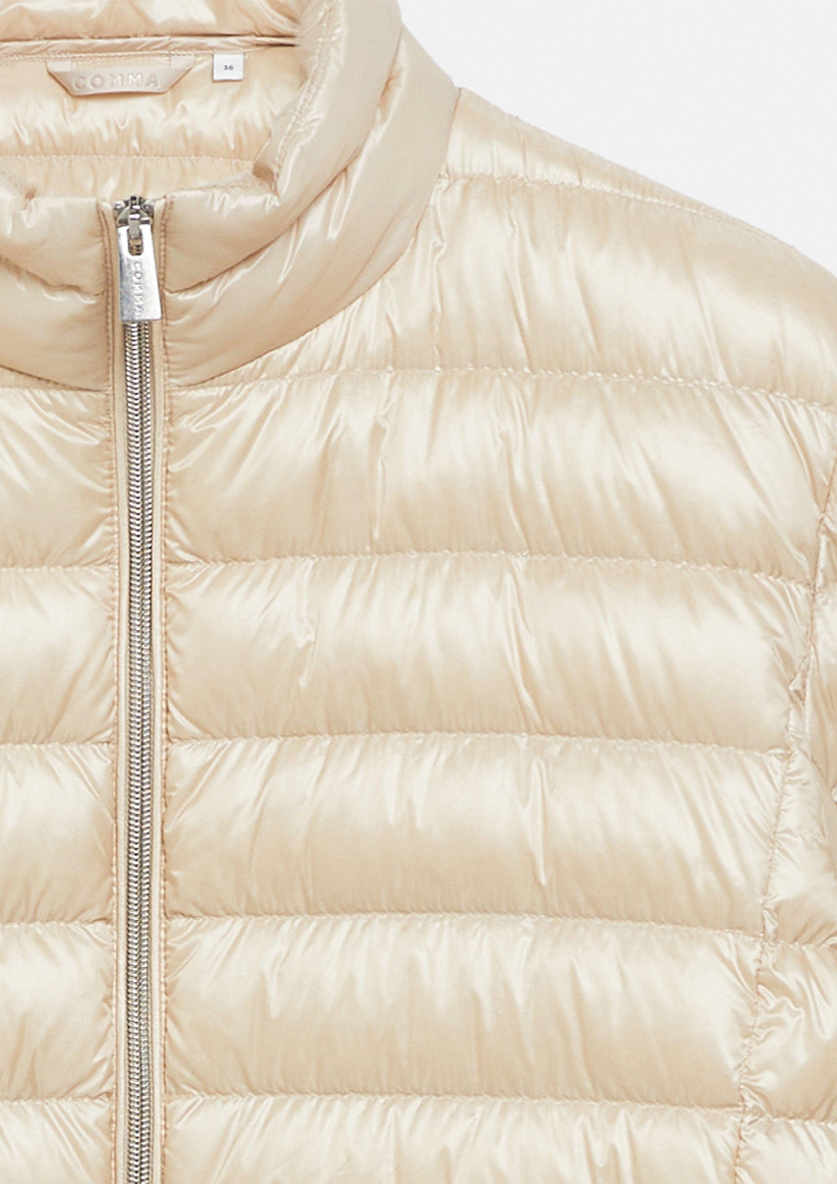 Leichte Daunenjacke mit integrierter Packtasche in beige von COMMA