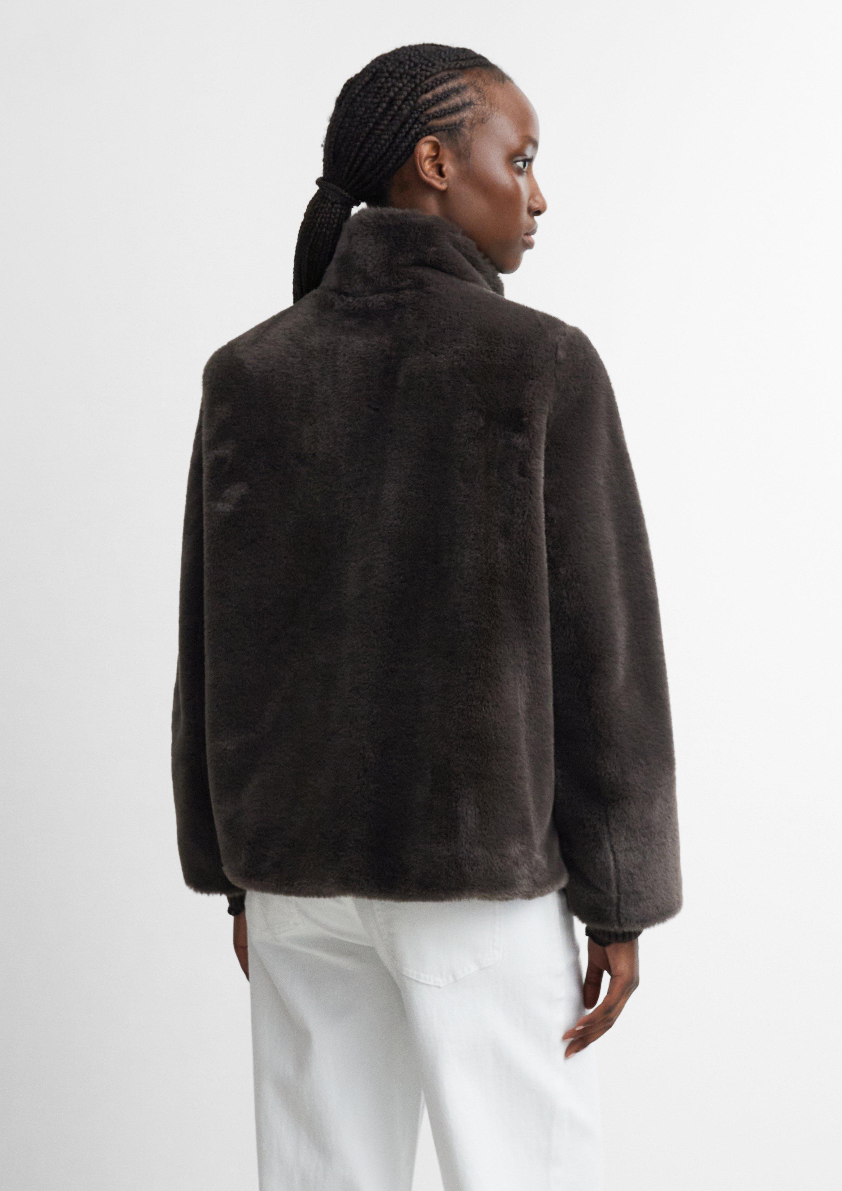 Damen Fake-Fur-Jacke mit Strickbündchen in braun von comma