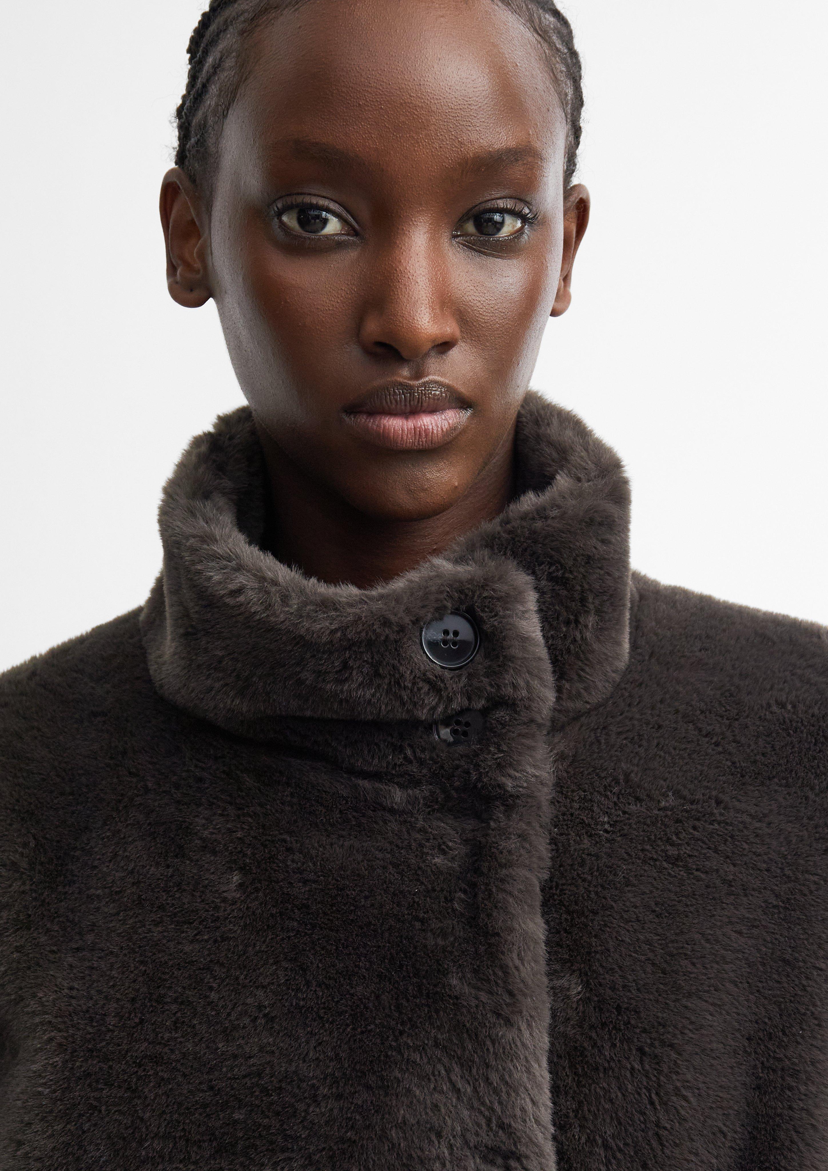 Damen Fake-Fur-Jacke mit Strickbündchen in braun von comma