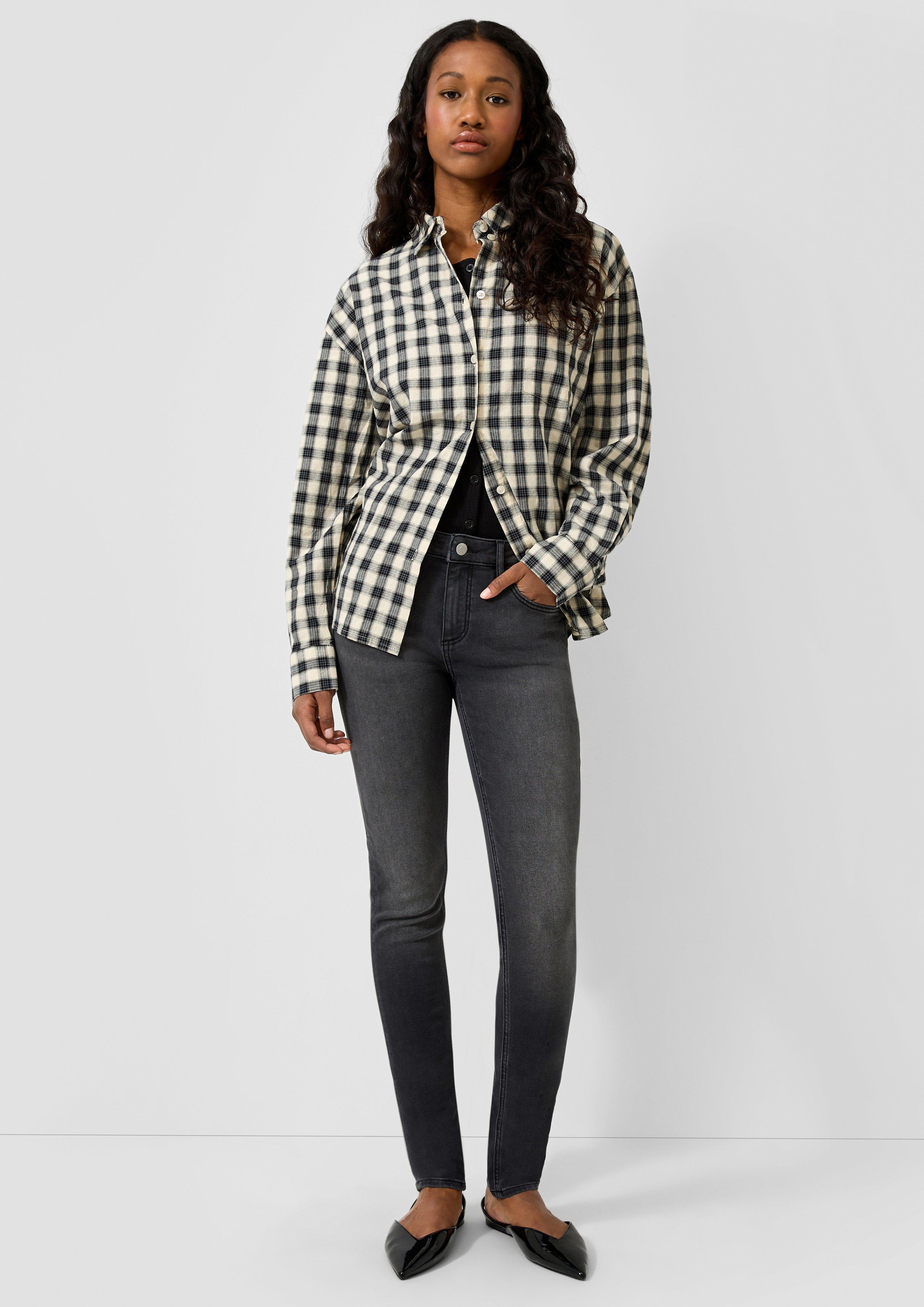 Jeans hlače Sadie / kroj Mid Rise / ozke hlačnice v barvi temno siva od QS