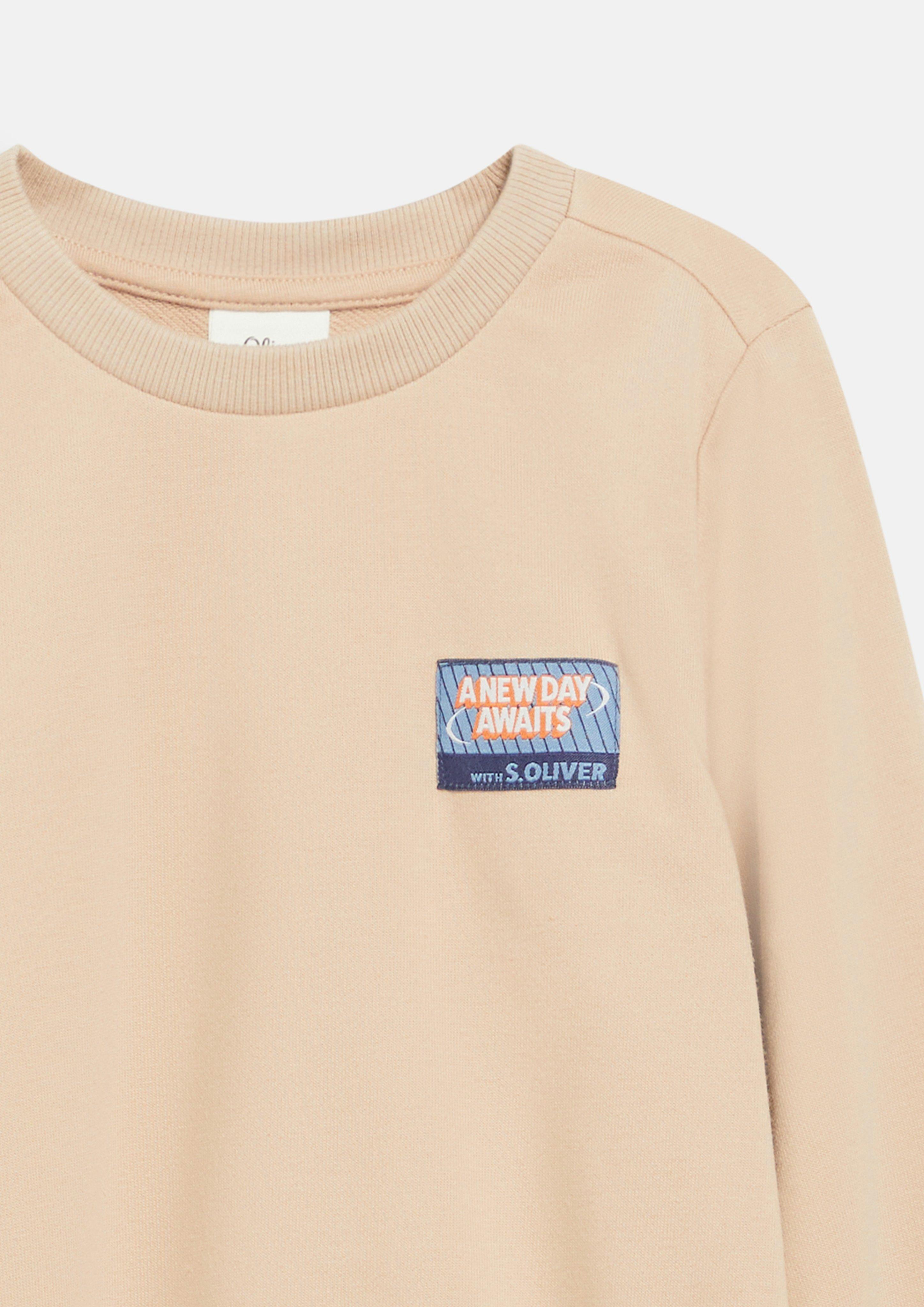 Junior Sweat-shirt avec écusson et imprimé dans le dos en beige de s.Oliver