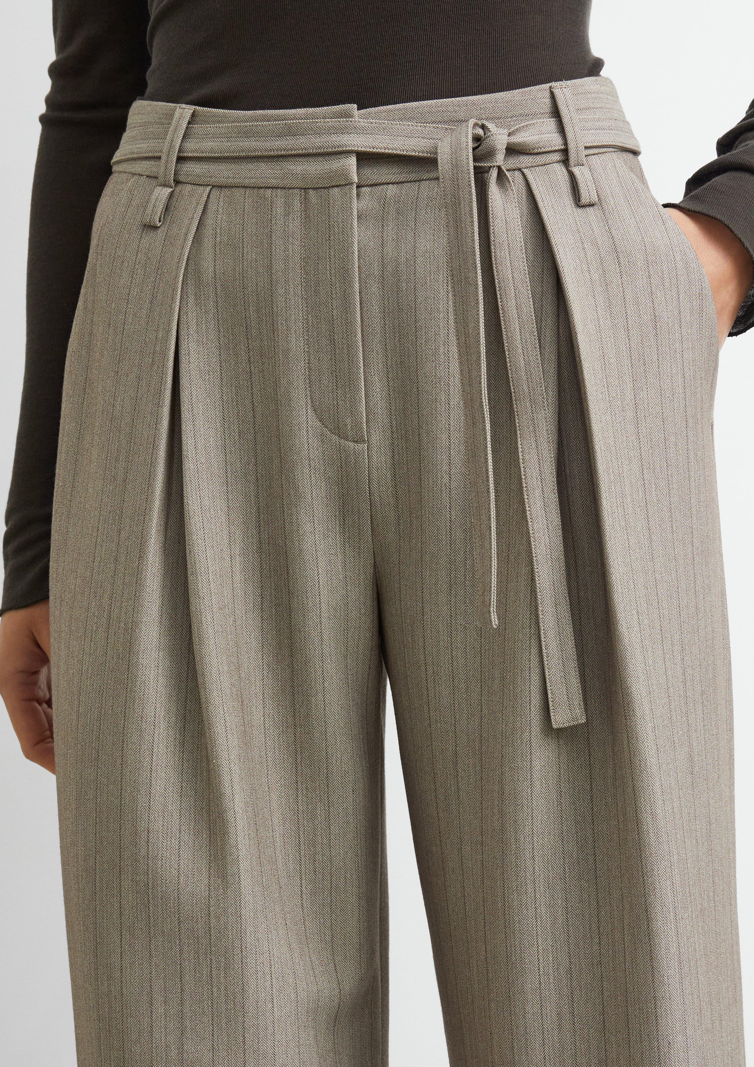 Wide-Leg-Hose mit Faltendetail und Gürtel in beige von COMMA
