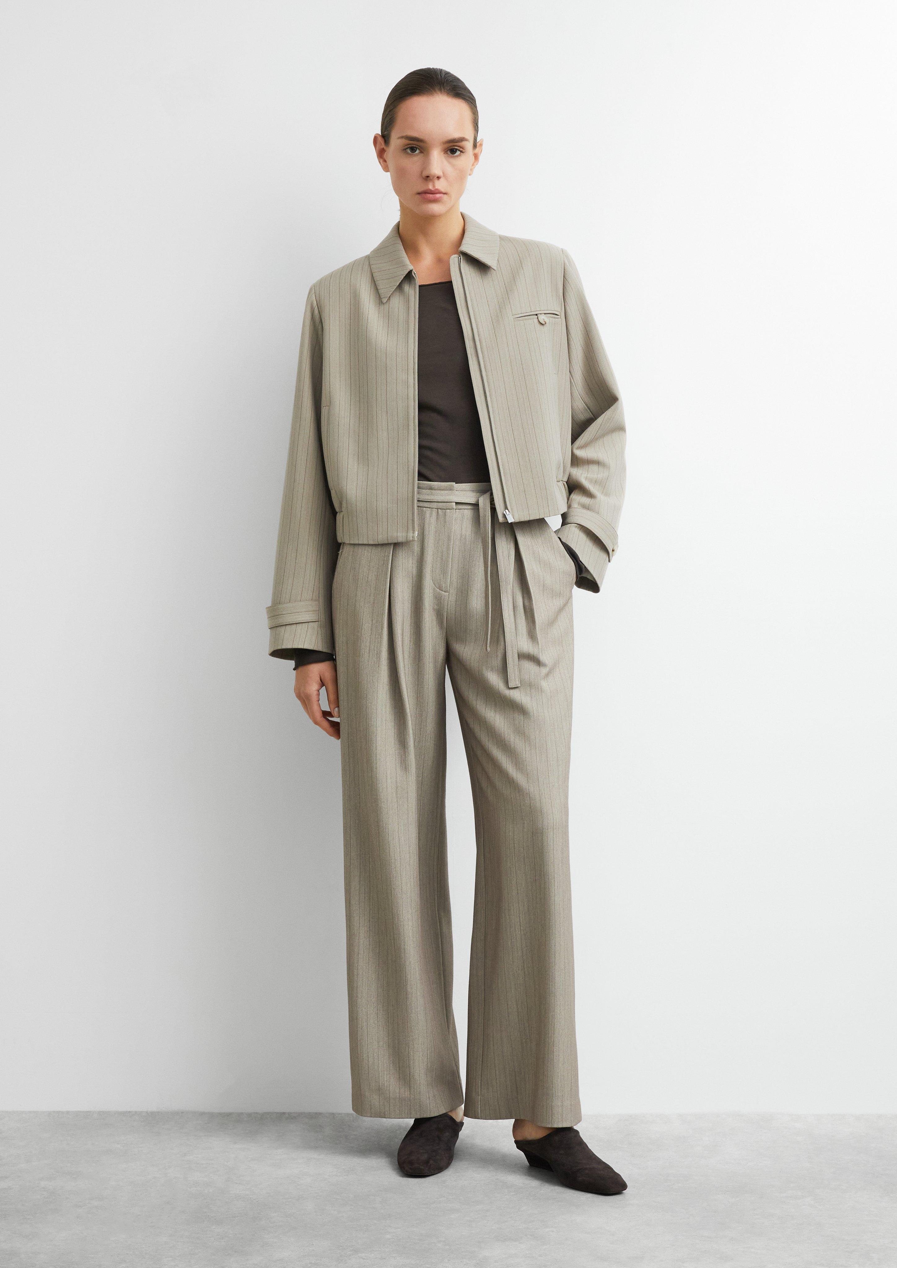Wide-Leg-Hose mit Faltendetail und Gürtel in beige von COMMA