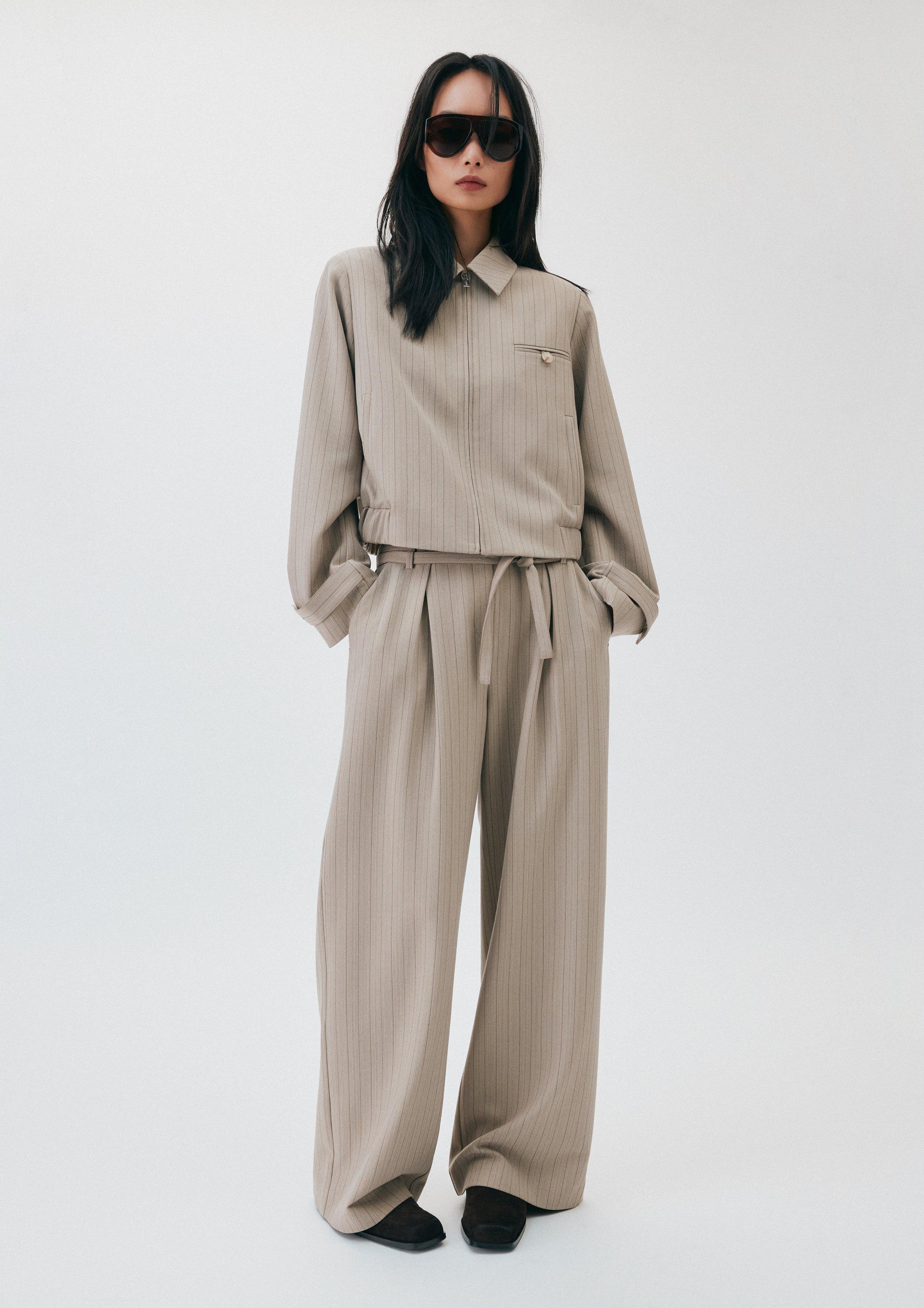 Wide-Leg-Hose mit Faltendetail und Gürtel in beige von COMMA