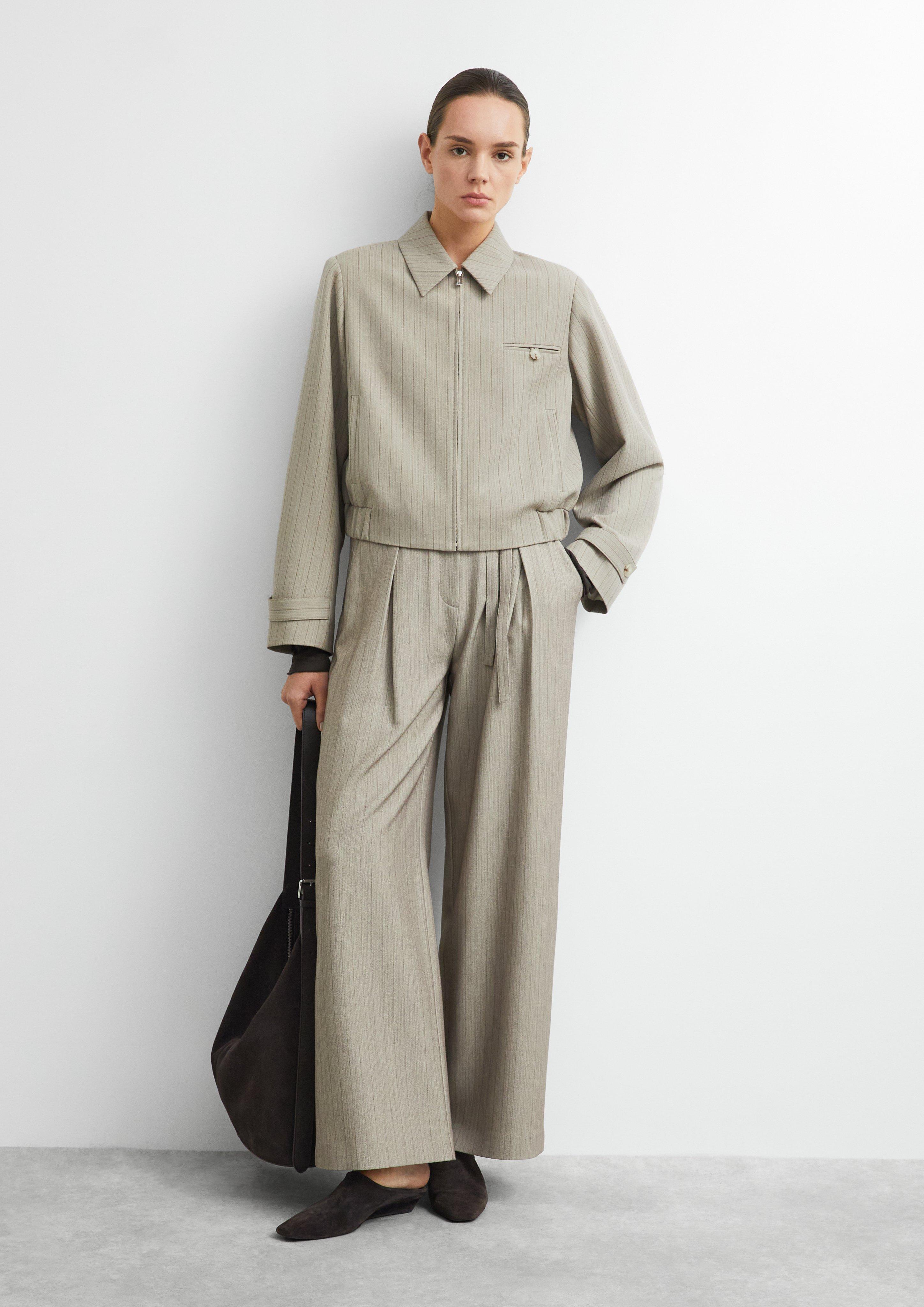 Wide-Leg-Hose mit Faltendetail und Gürtel in beige von COMMA