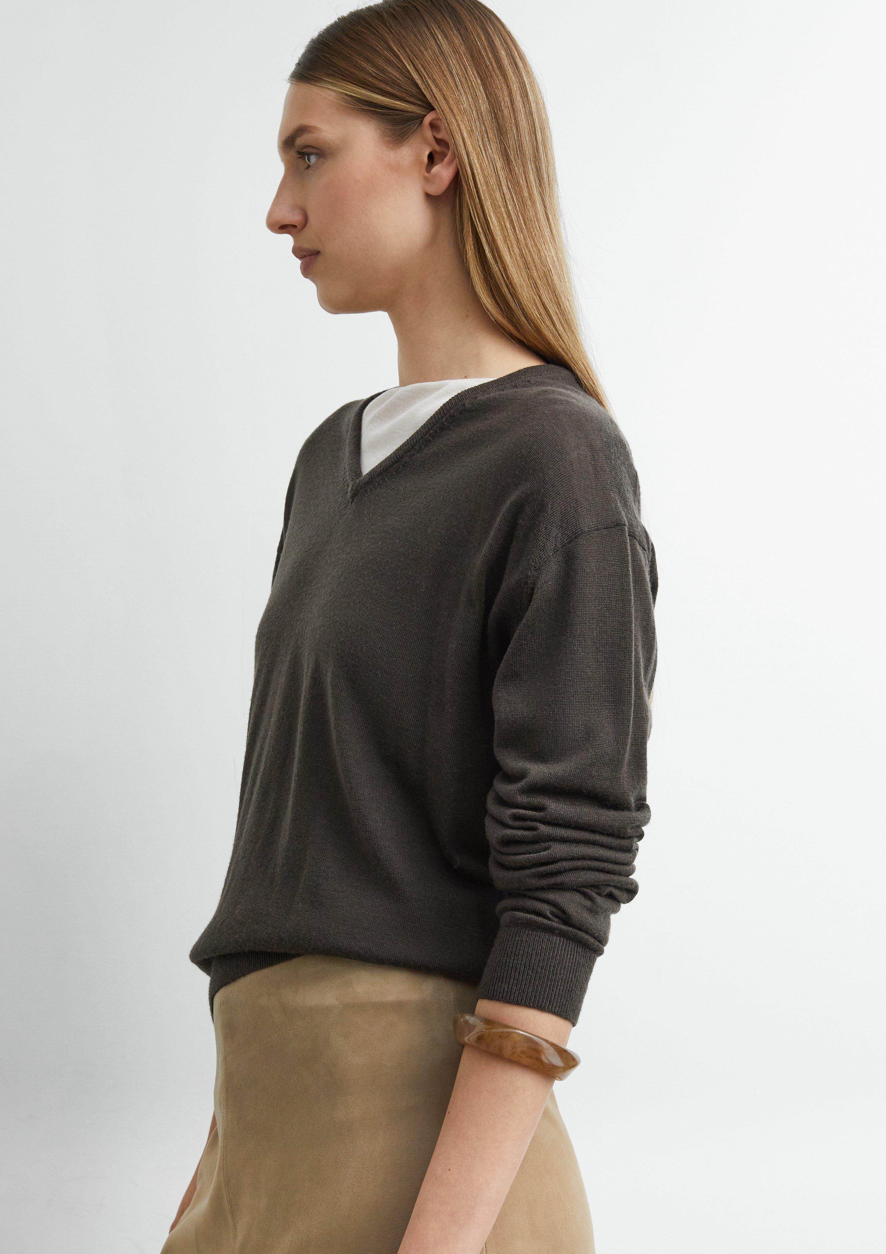 Organic-shaped bangle in brown by COMMA