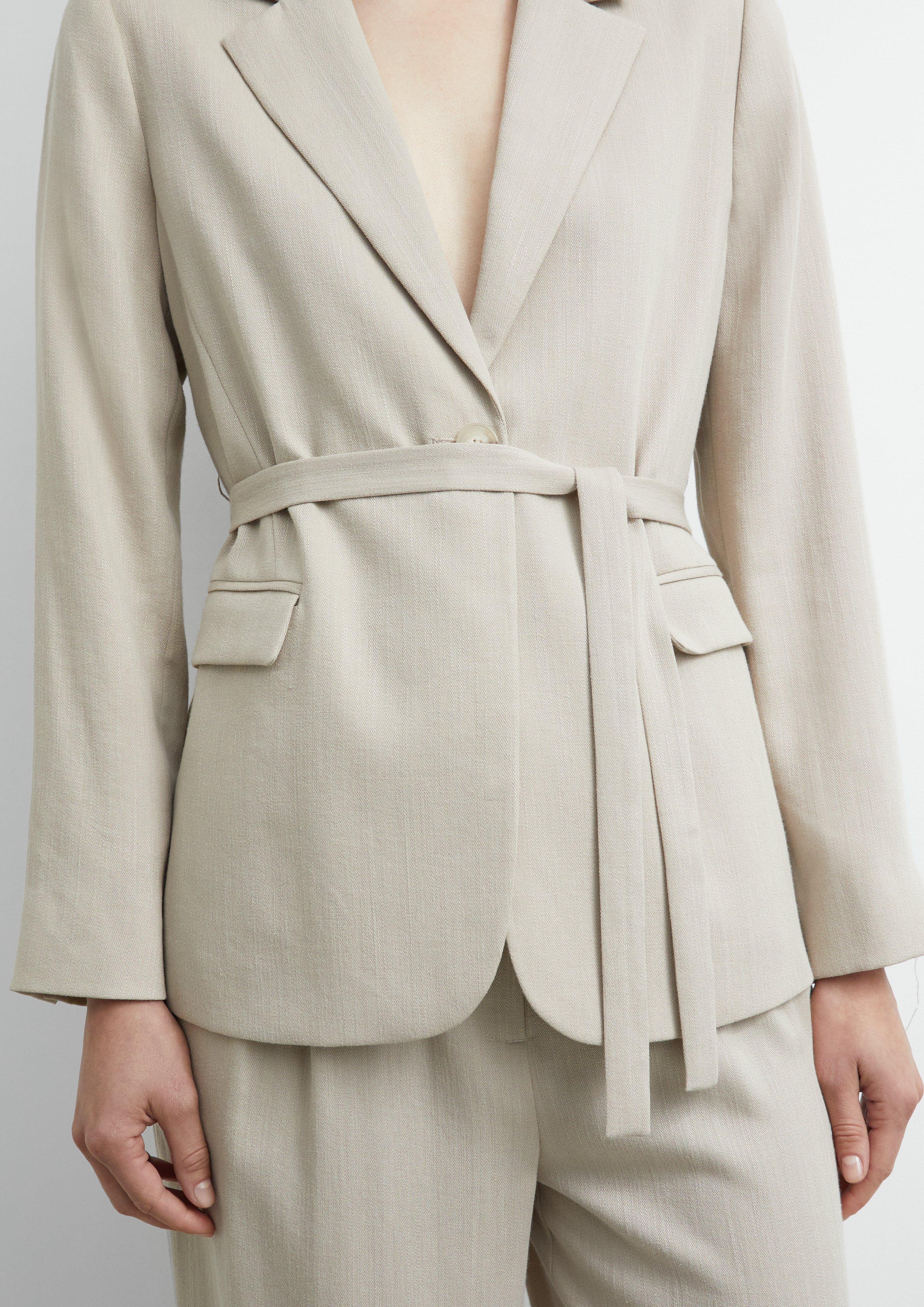 Strukturierter Blazer mit Taillenbetonung in beige von COMMA