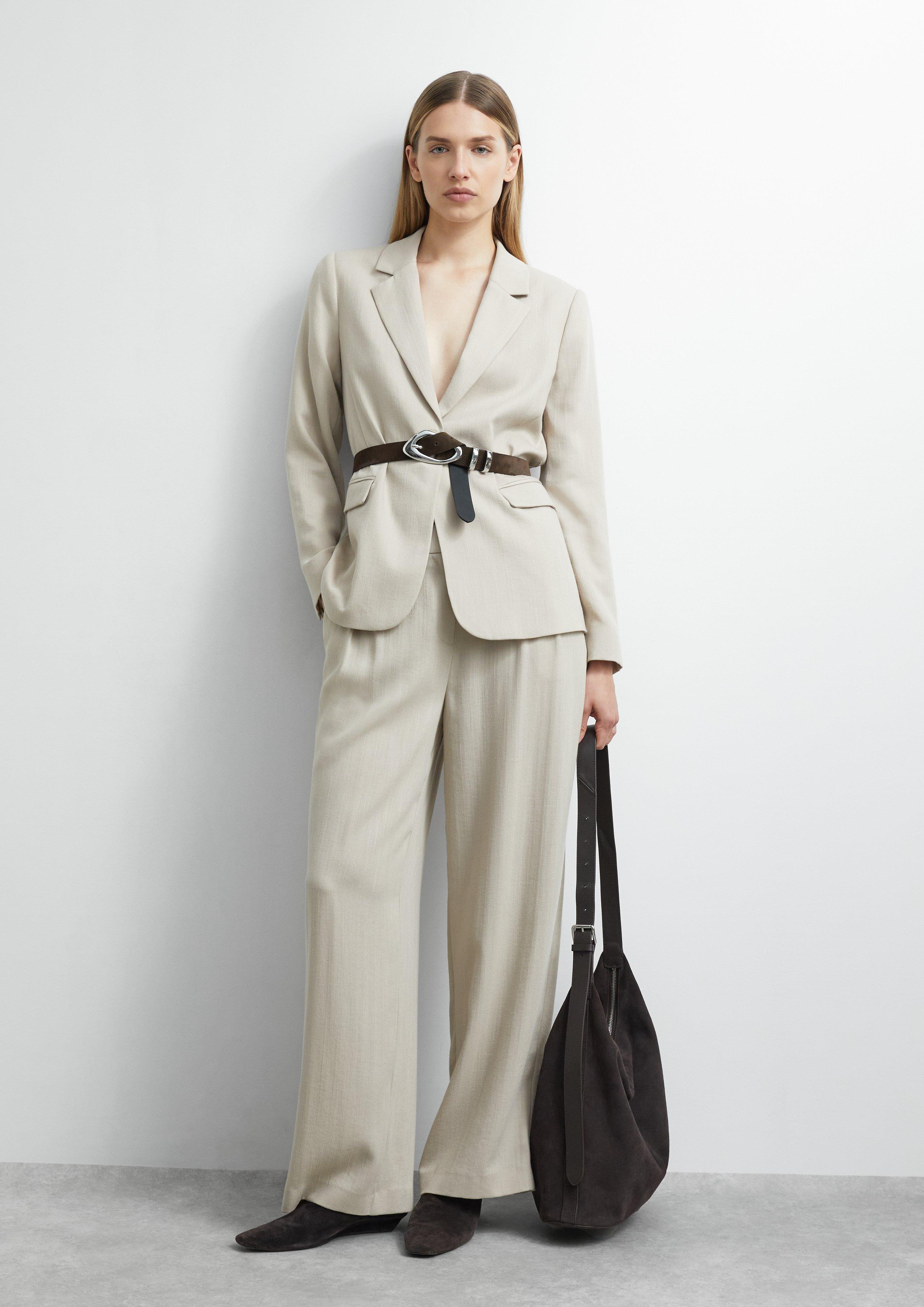 Strukturierter Blazer mit Taillenbetonung in beige von COMMA