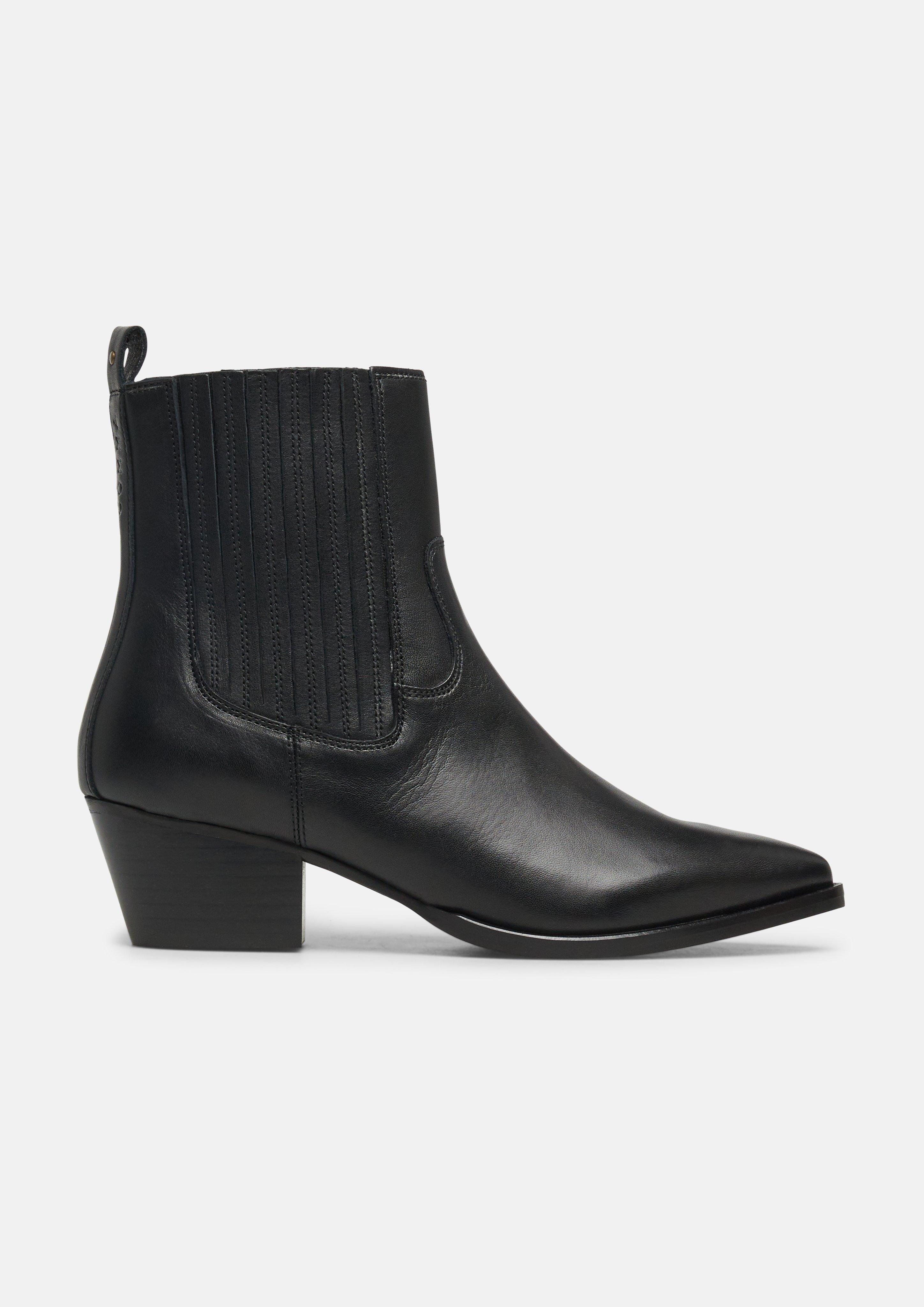Chelsea boots in black by COMMA