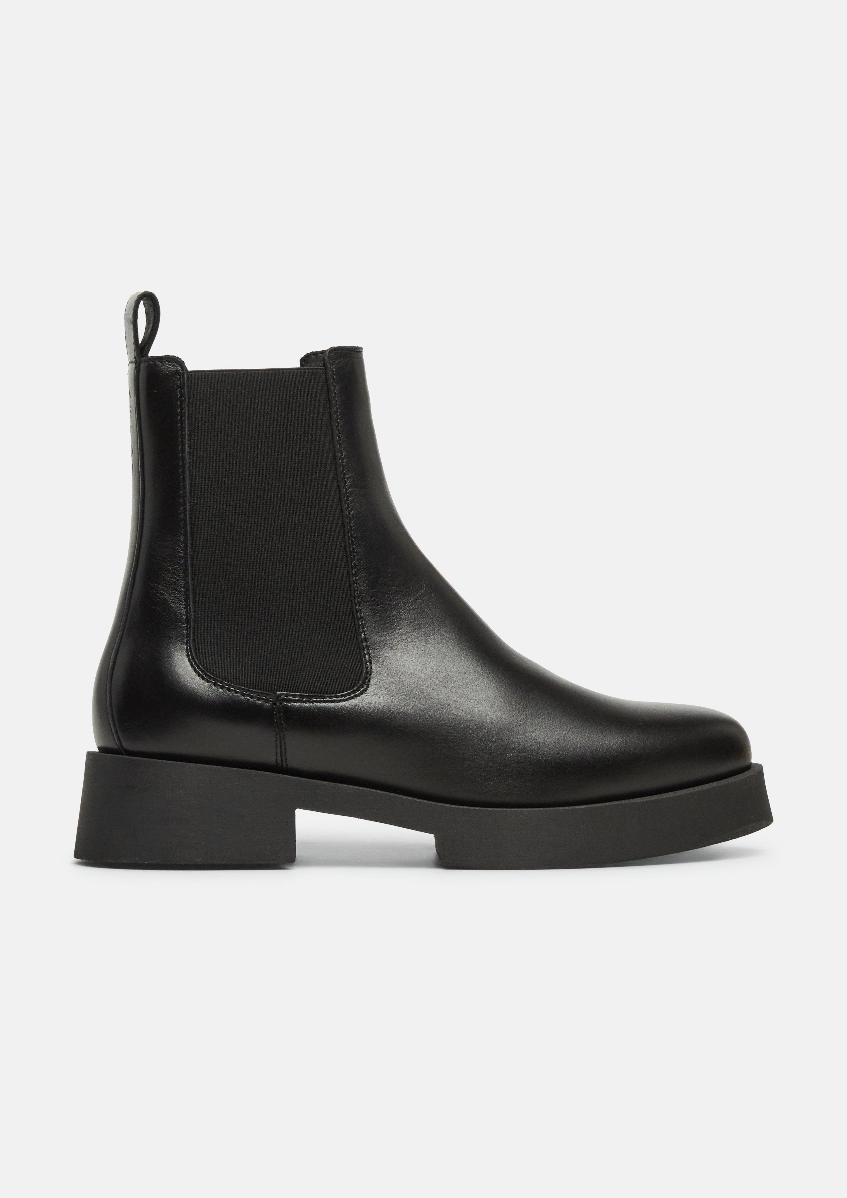 Bottes en noir de comma