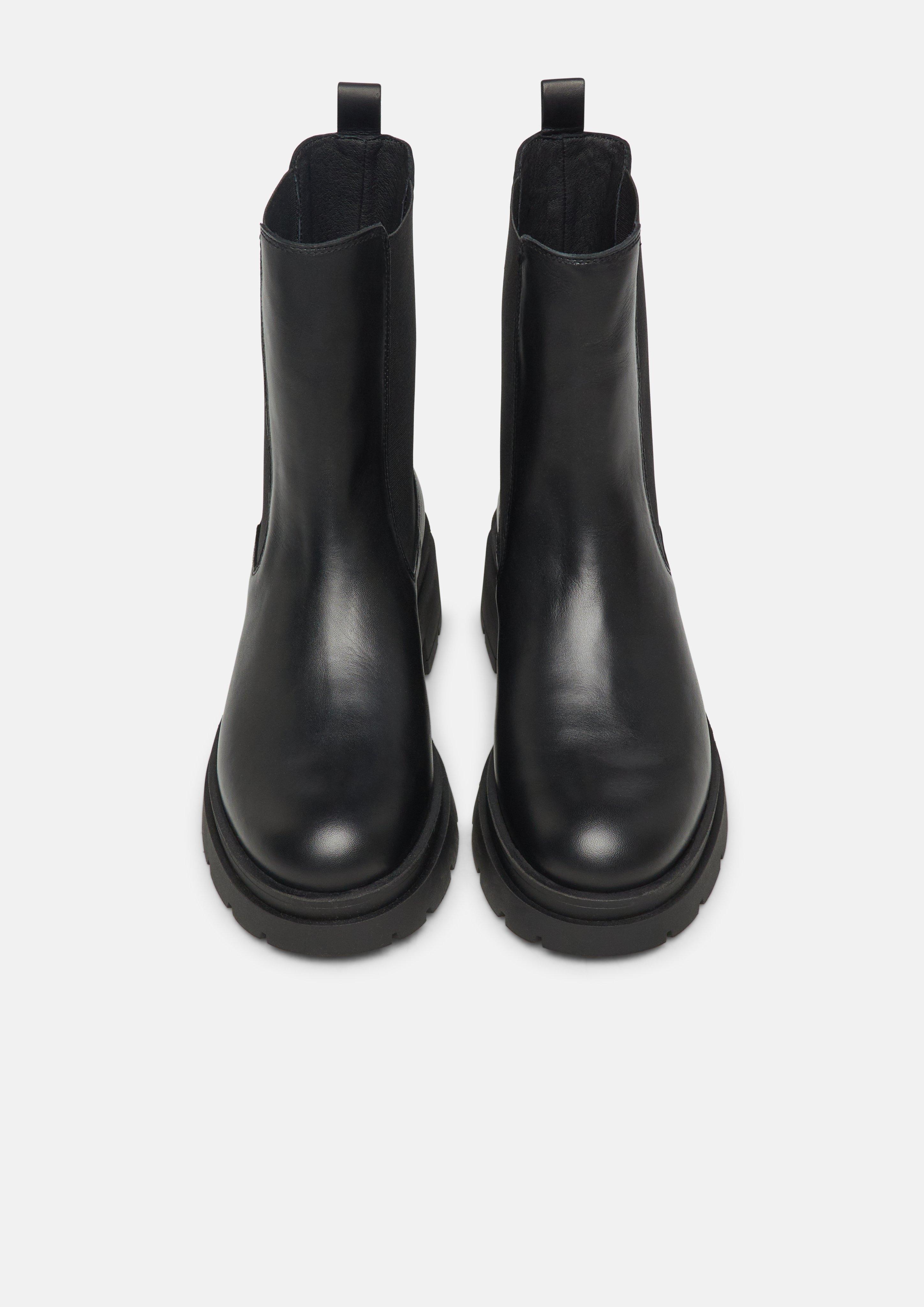 Chelsea boots in black by COMMA