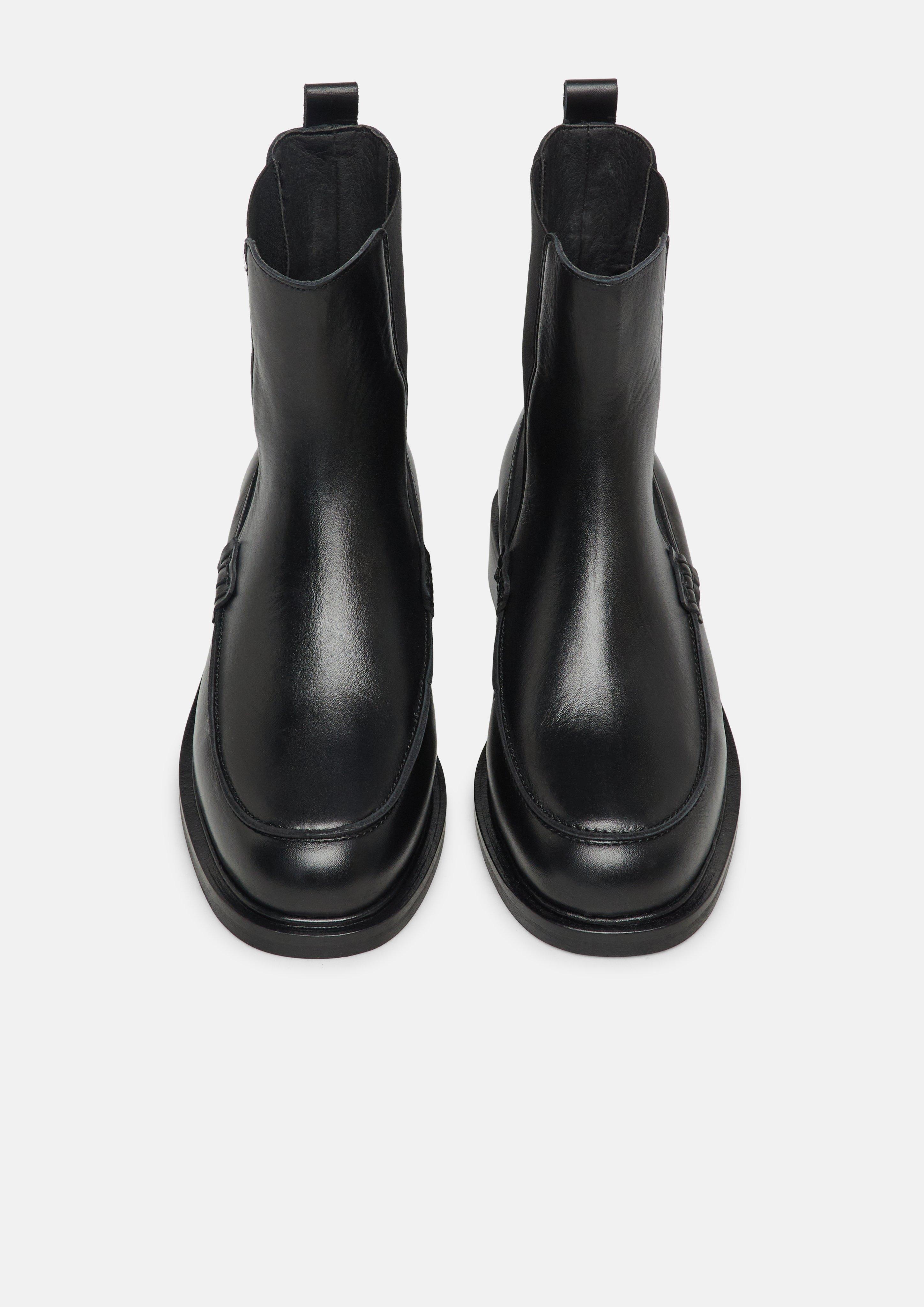 Chelsea boots in black by COMMA