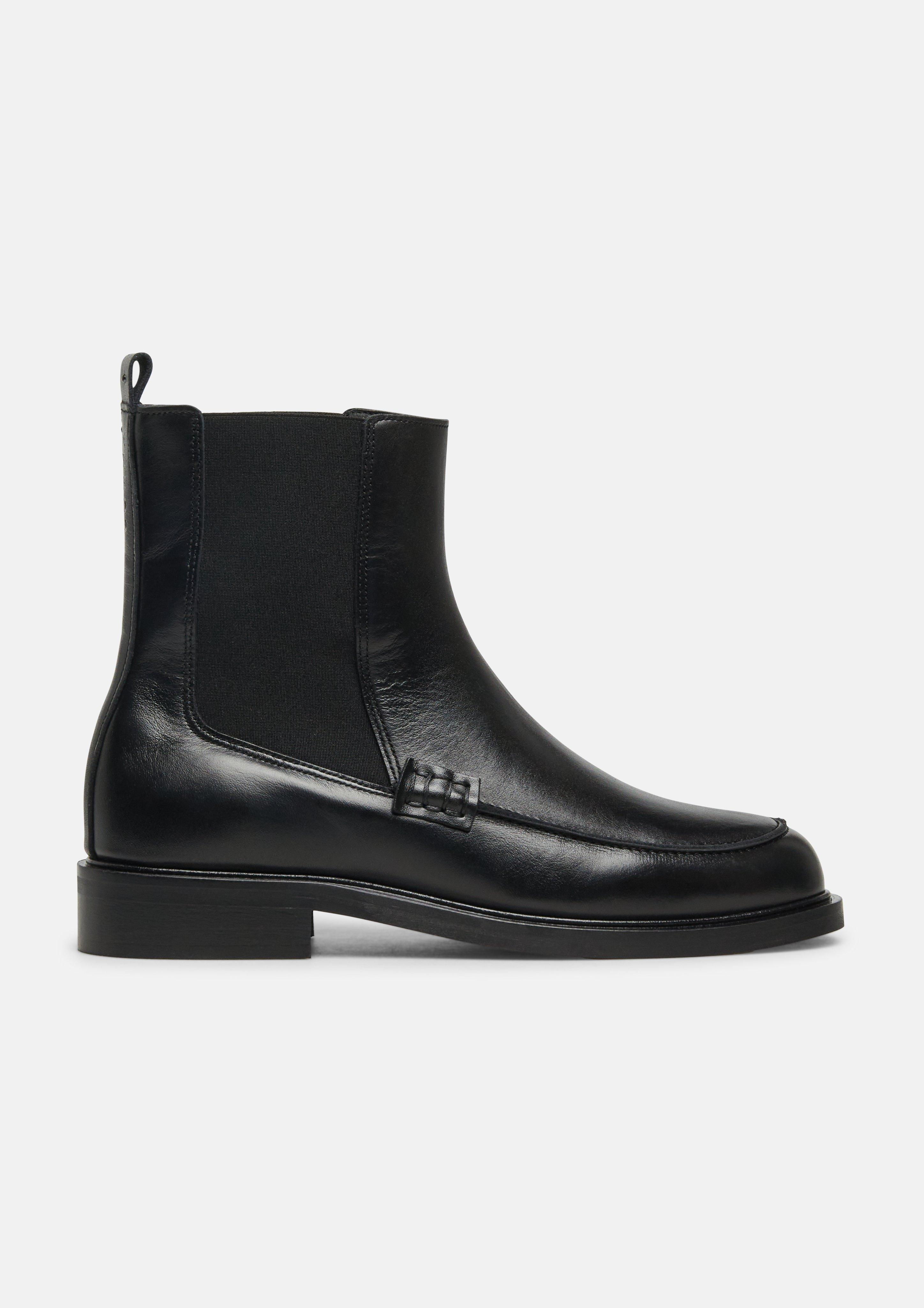 Chelsea boots in black by COMMA