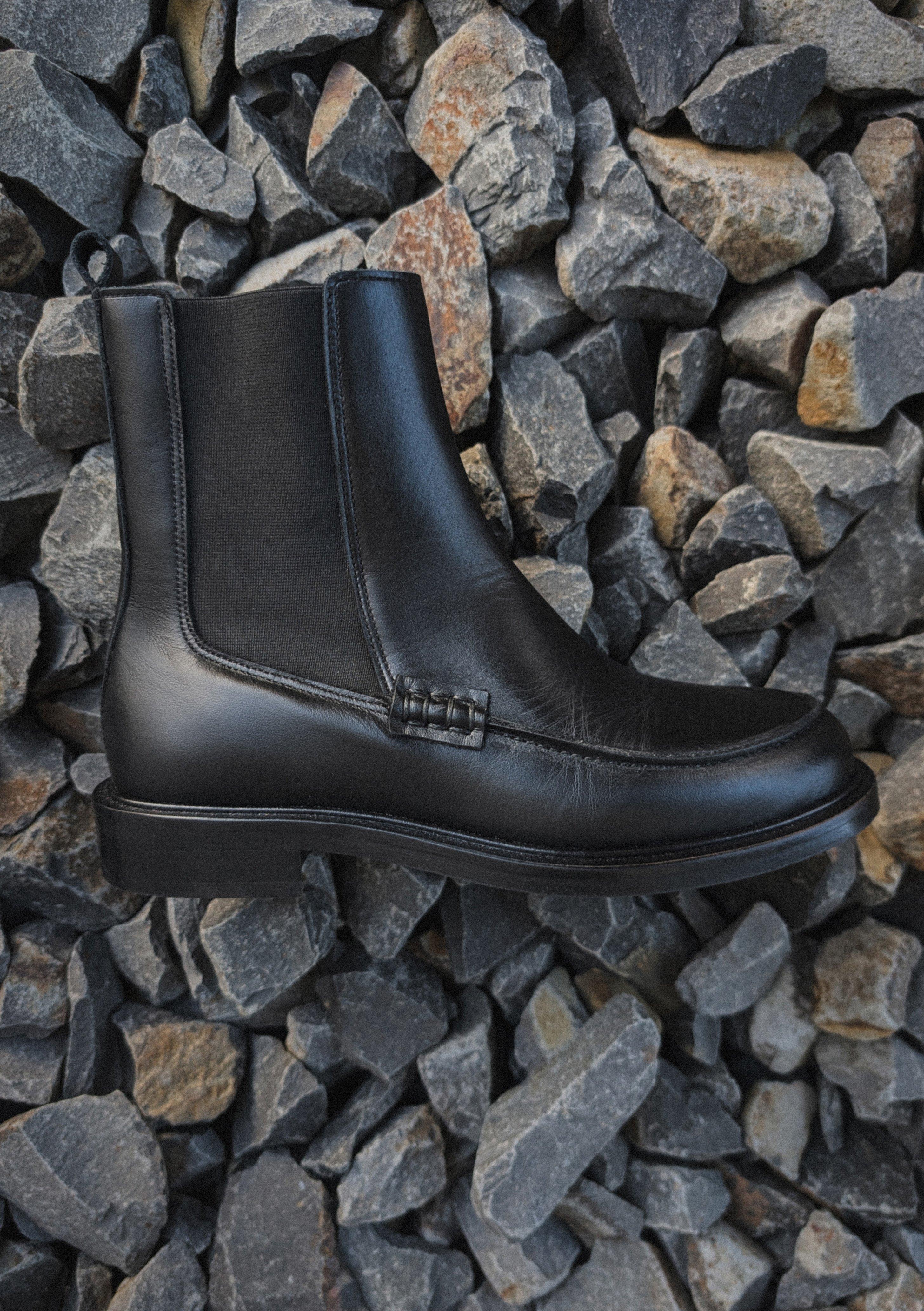 Chelsea Boots in schwarz von COMMA