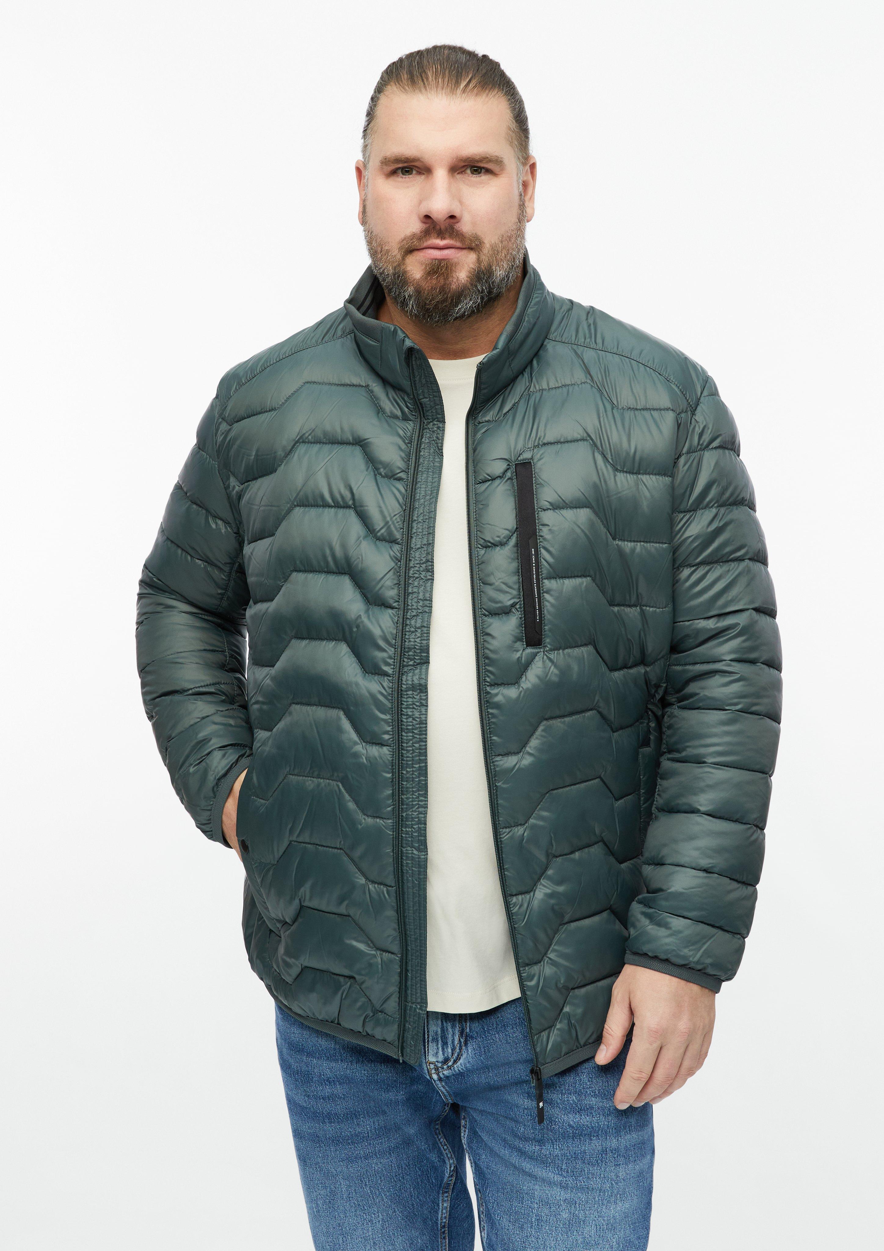Licht gewatteerd jack met contrasterende details en opstaande kraag in donker saliegroen van s.Oliver Men Big Sizes