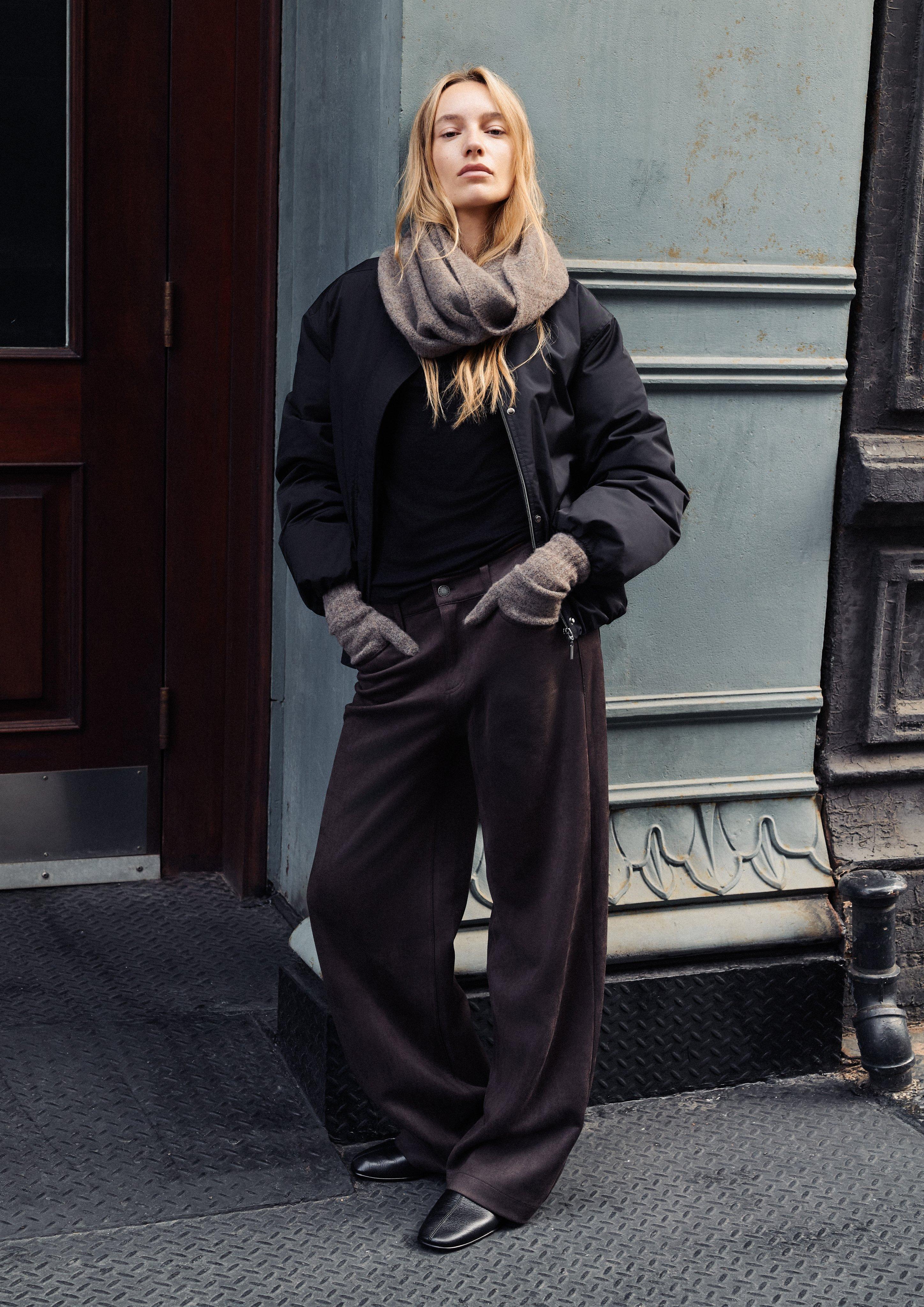 Pantalon en simili-velours à jambes larges en marron foncé de comma