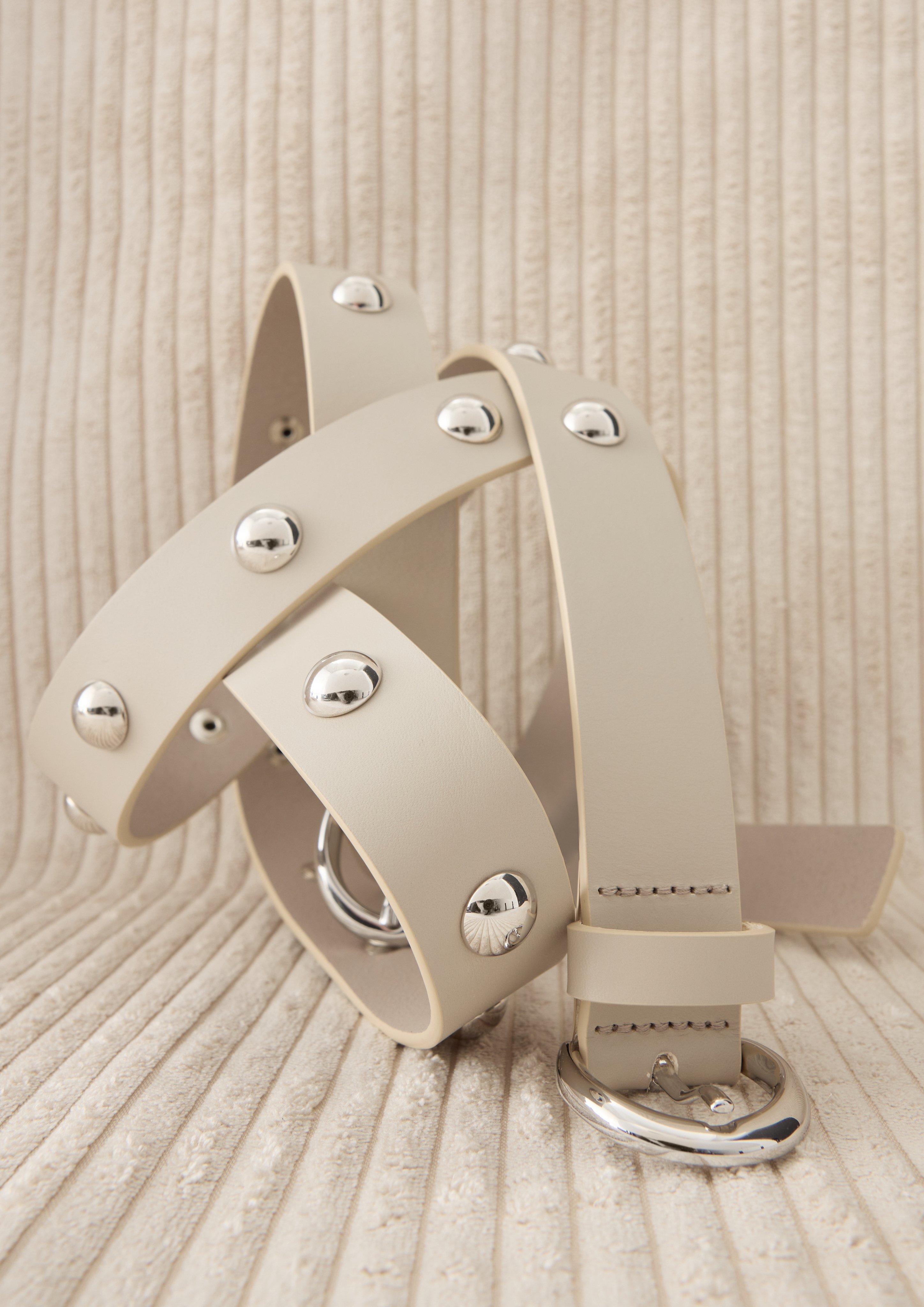 Ledergürtel mit Nieten in beige von COMMA