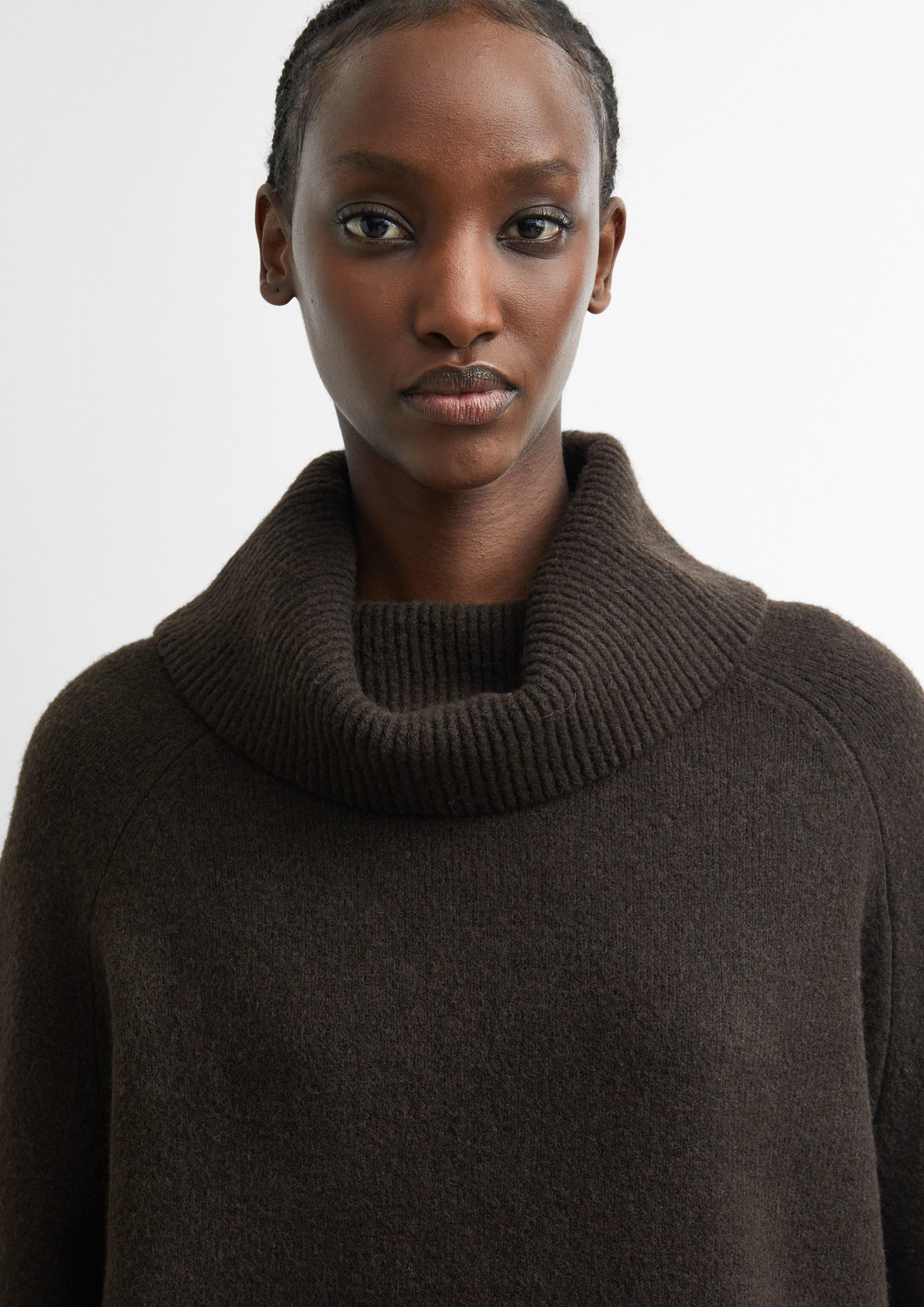 Pull-poncho à large col en brun de COMMA