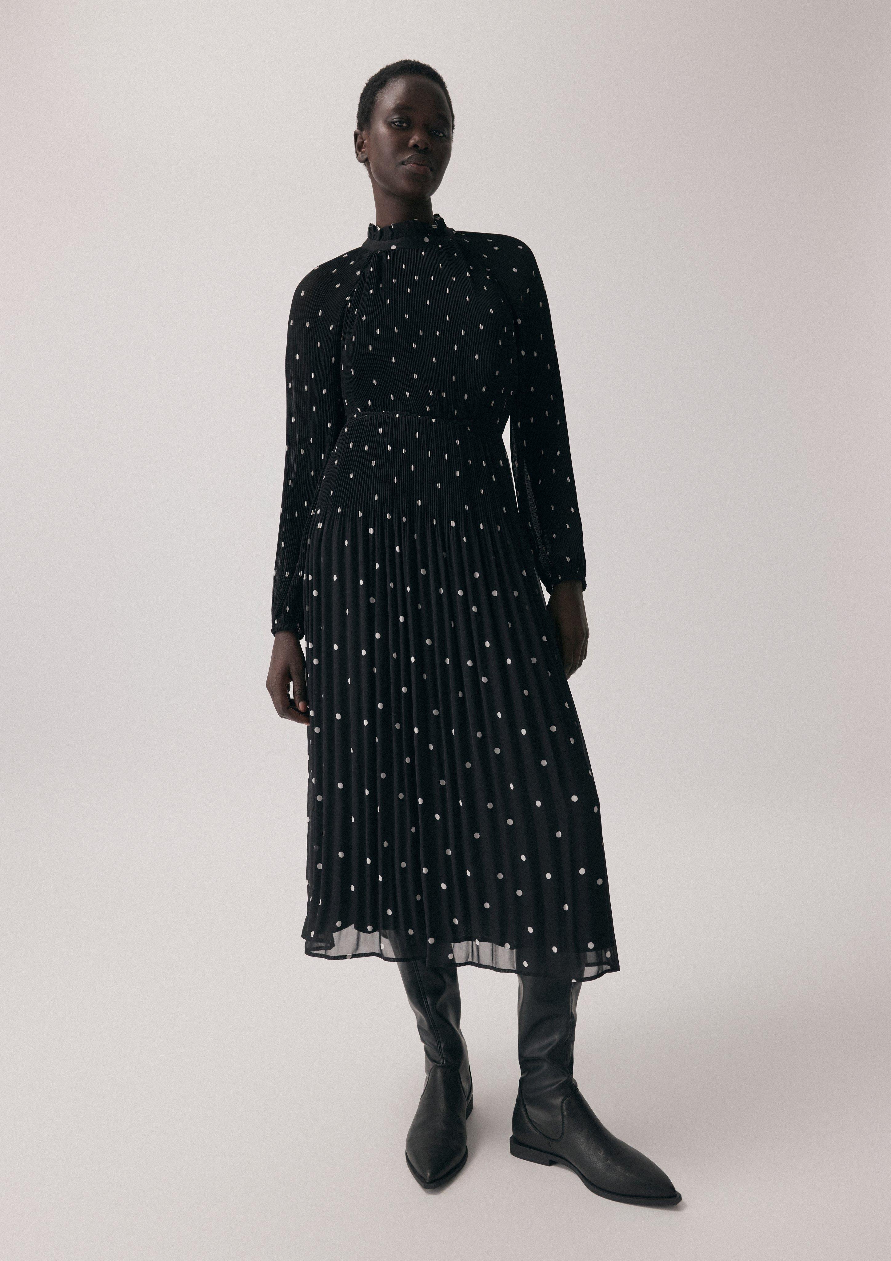 Plissiertes Kleid mit Polka Dots in Farbe schwarz von COMMA