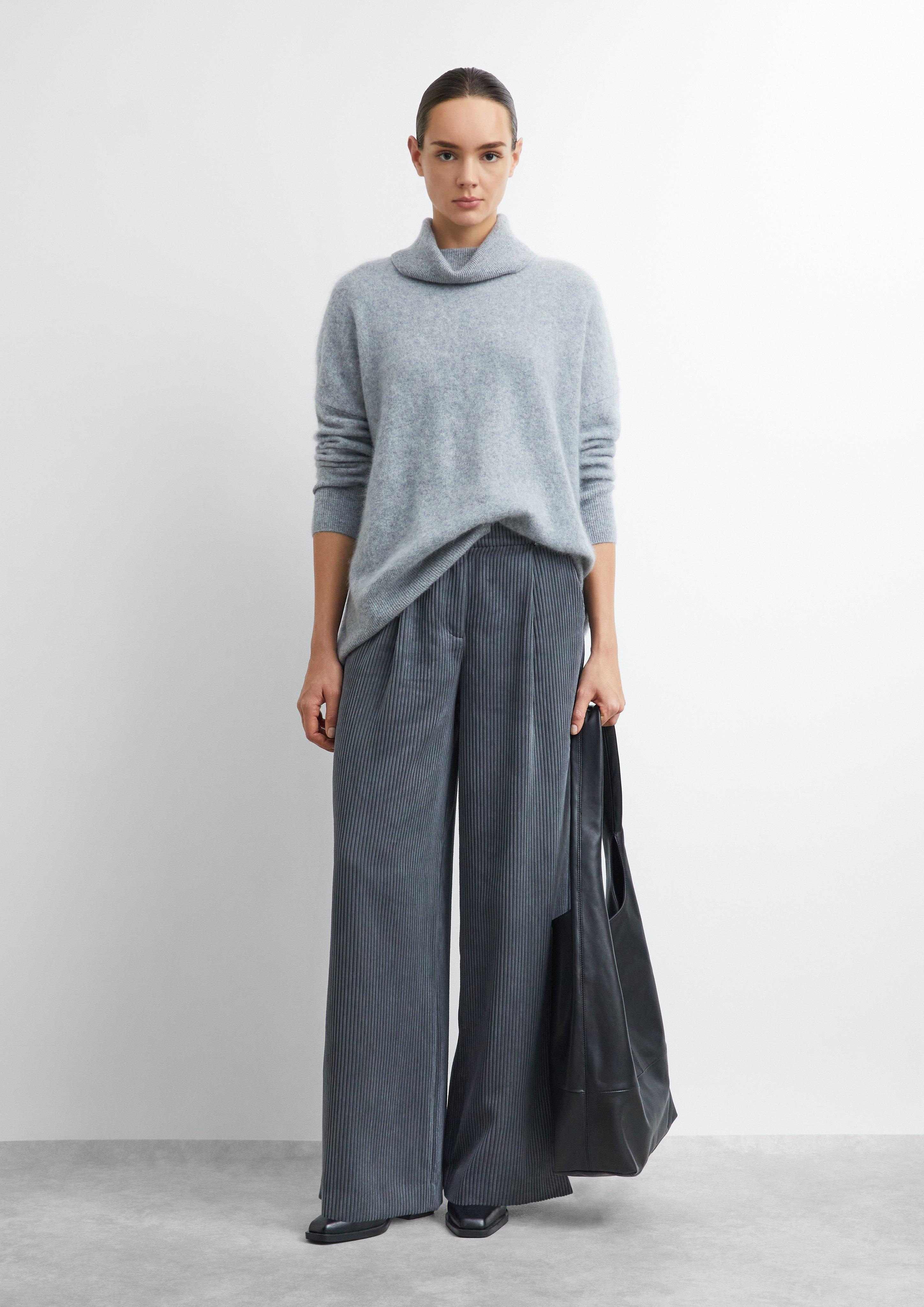 Damen Oversize-Strickpullover aus gebürsteter Wolle mit Rollkragen in grau von COMMA