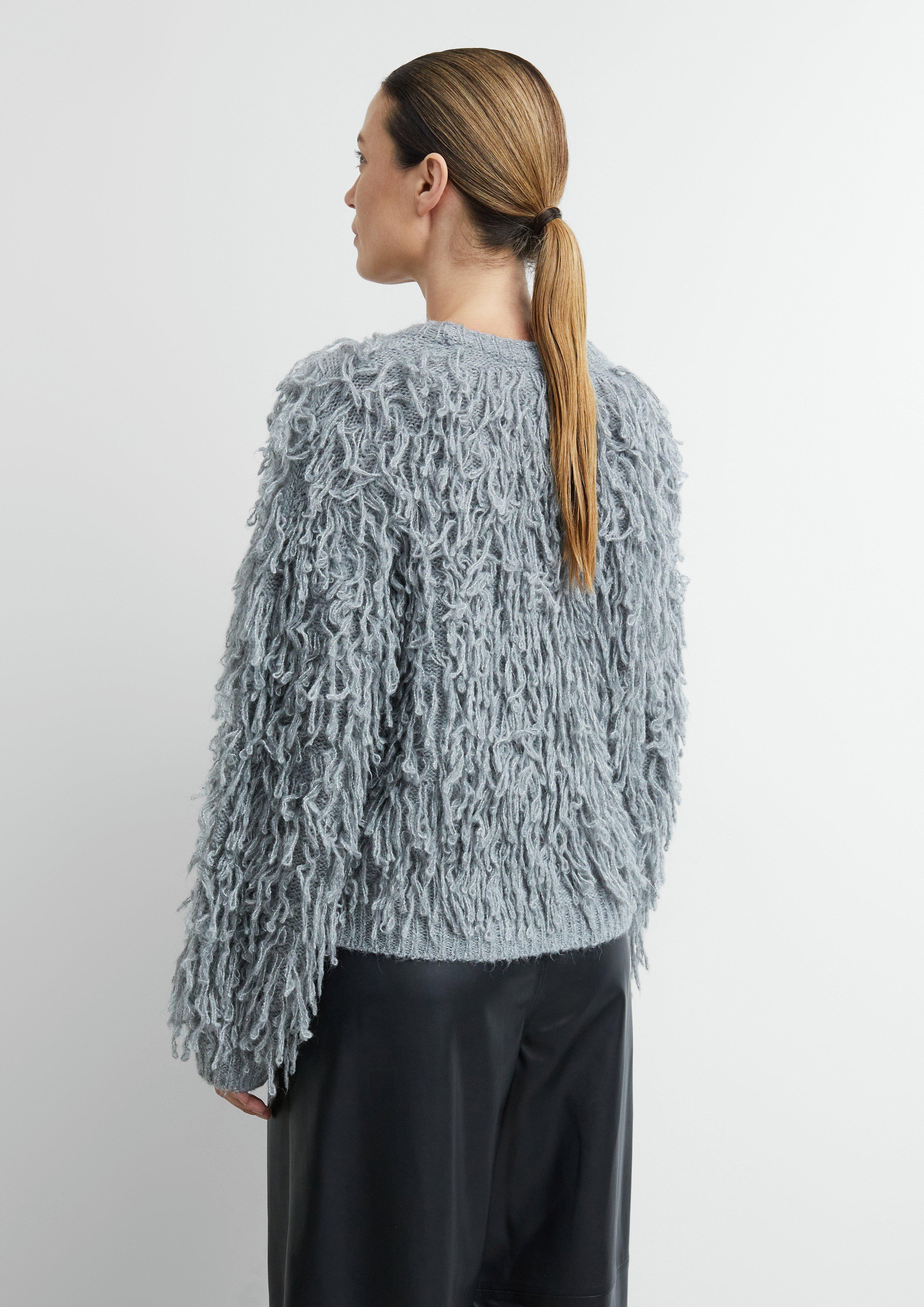 Strickpullover mit Fransen und überschnittenen Schultern in grau von COMMA