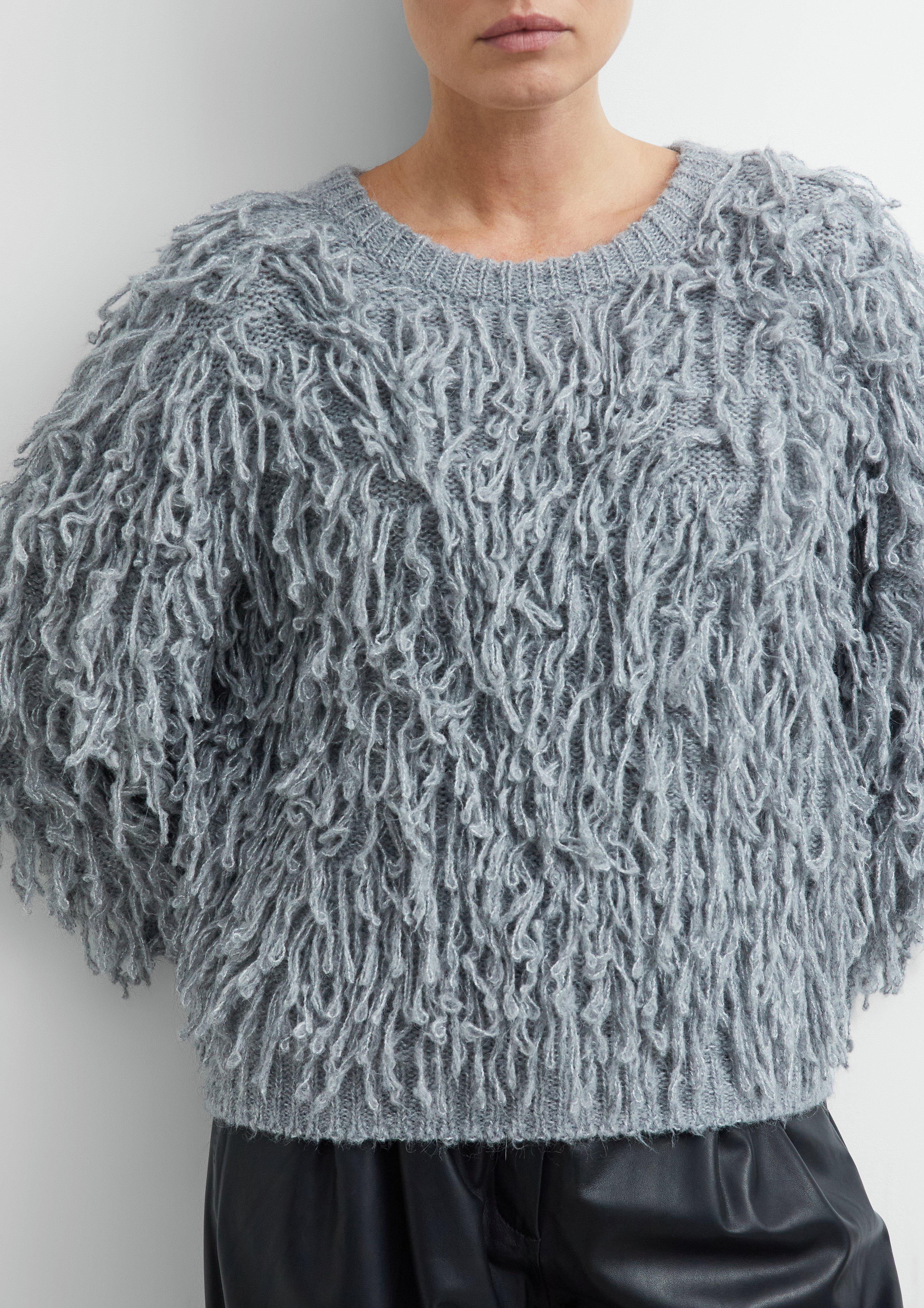 Strickpullover mit Fransen und überschnittenen Schultern in grau von COMMA