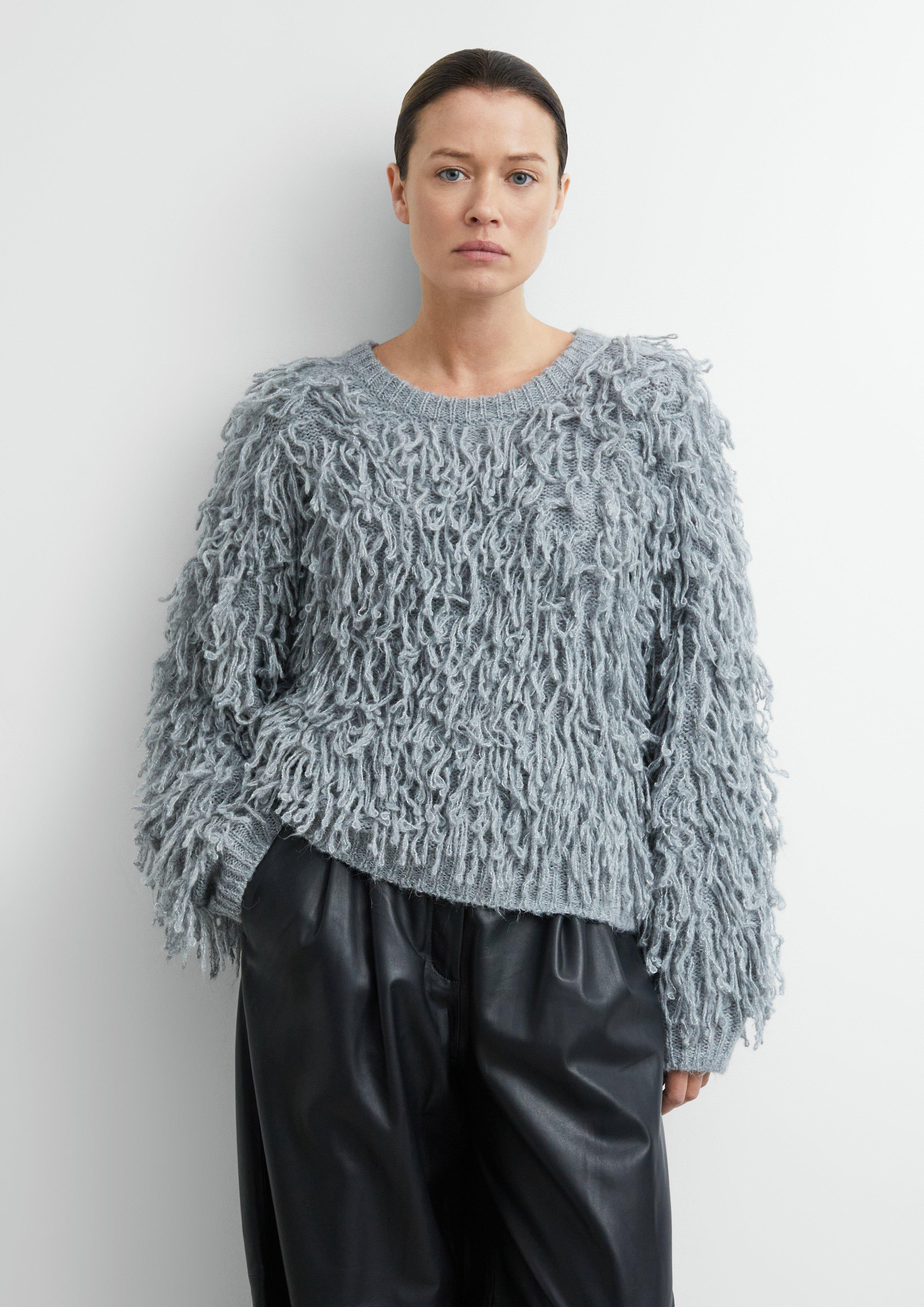 Strickpullover mit Fransen und überschnittenen Schultern in  von 