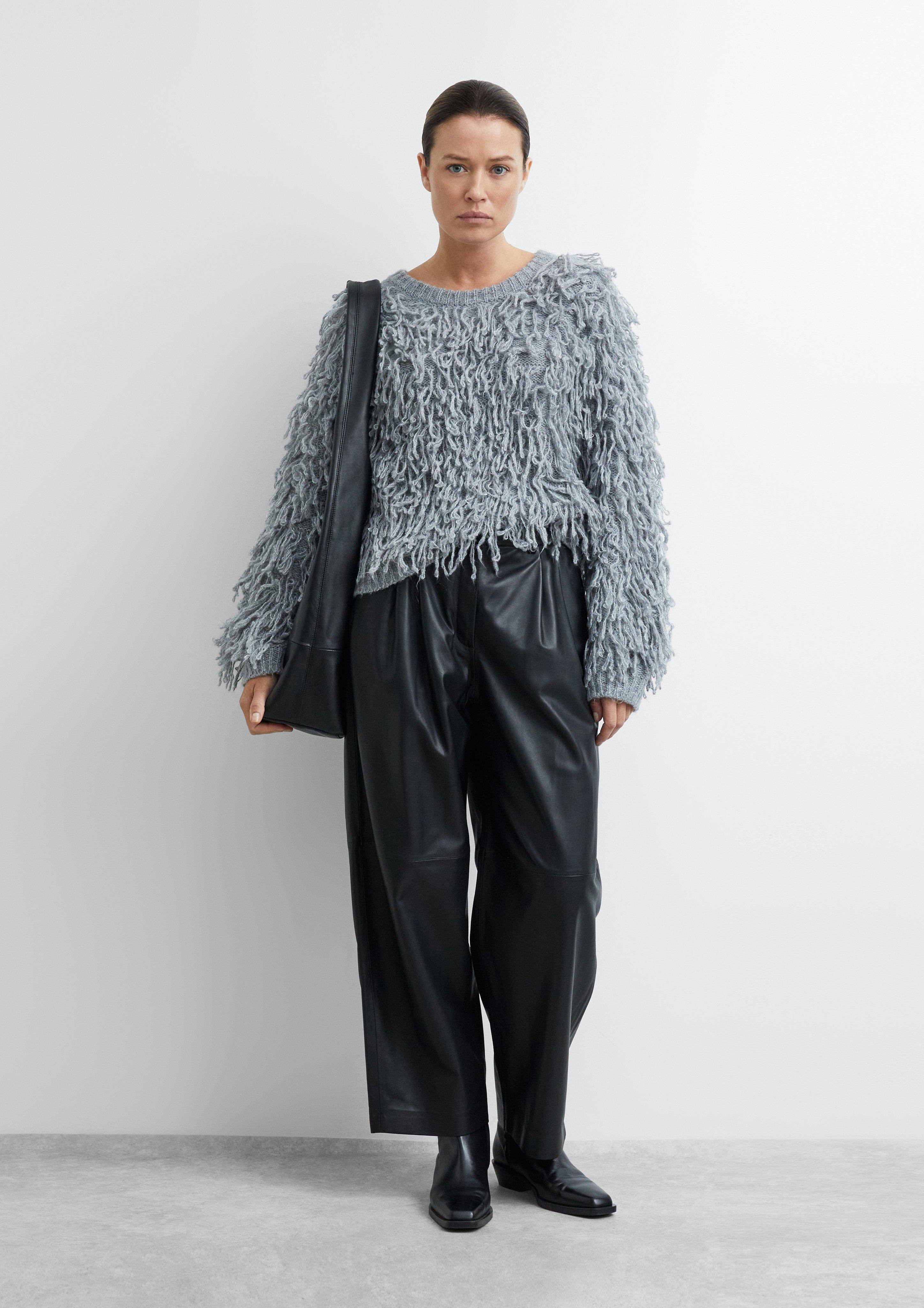 Strickpullover mit Fransen und überschnittenen Schultern in grau von COMMA