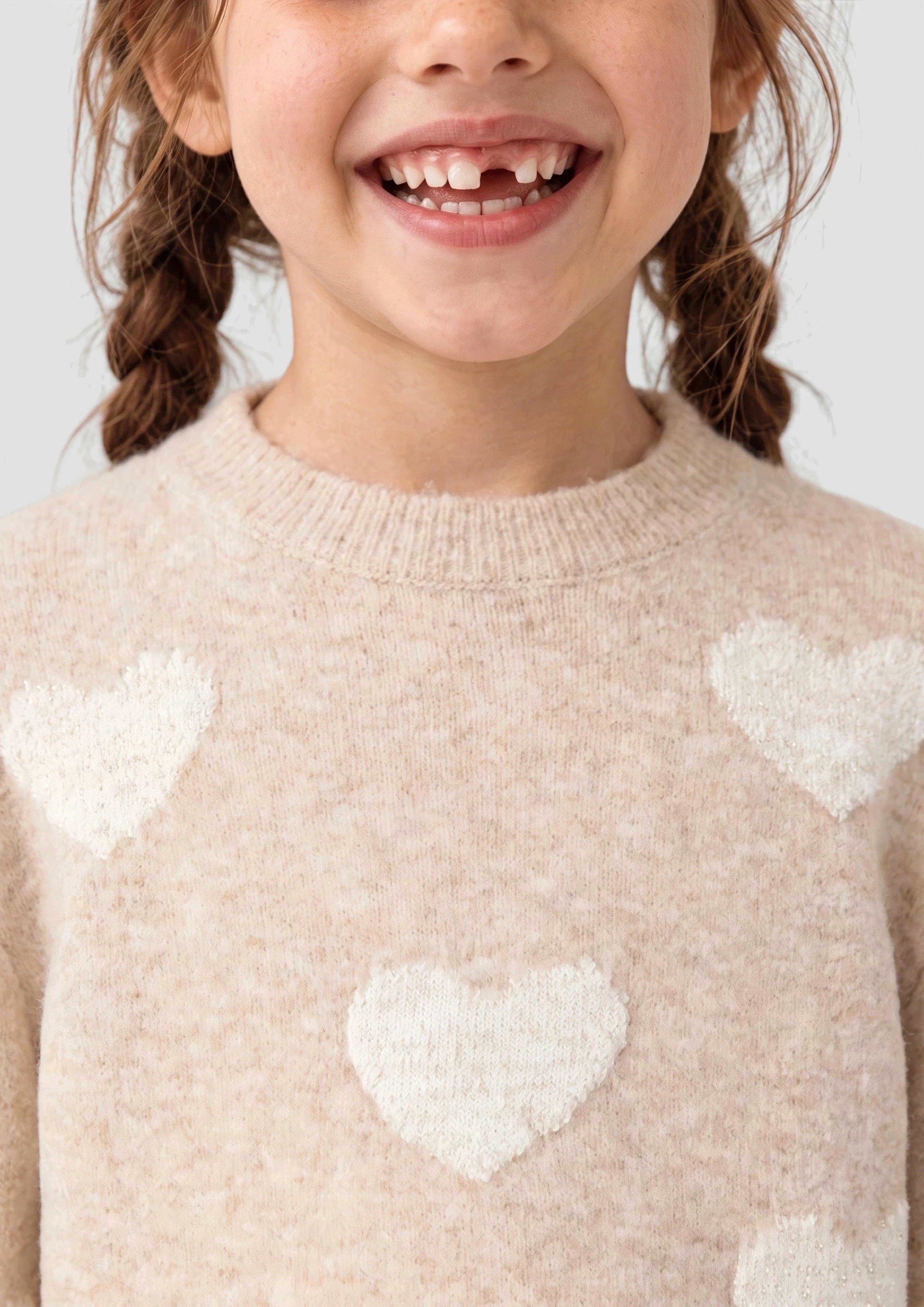 Kinder Flauschiger Strickpullover mit Glitzerherzen in braun von s.Oliver