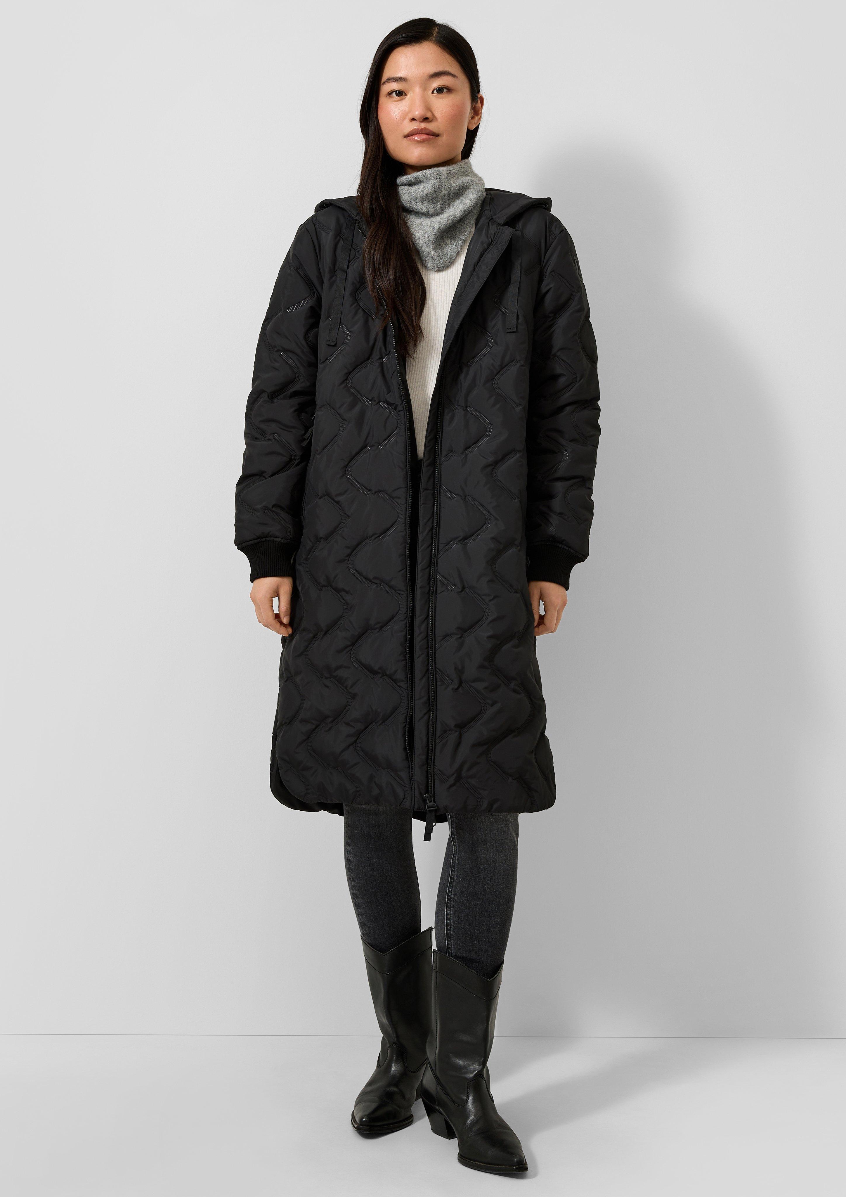 Wattierter Mantel mit geprägtem Muster in Farbe schwarz von QS