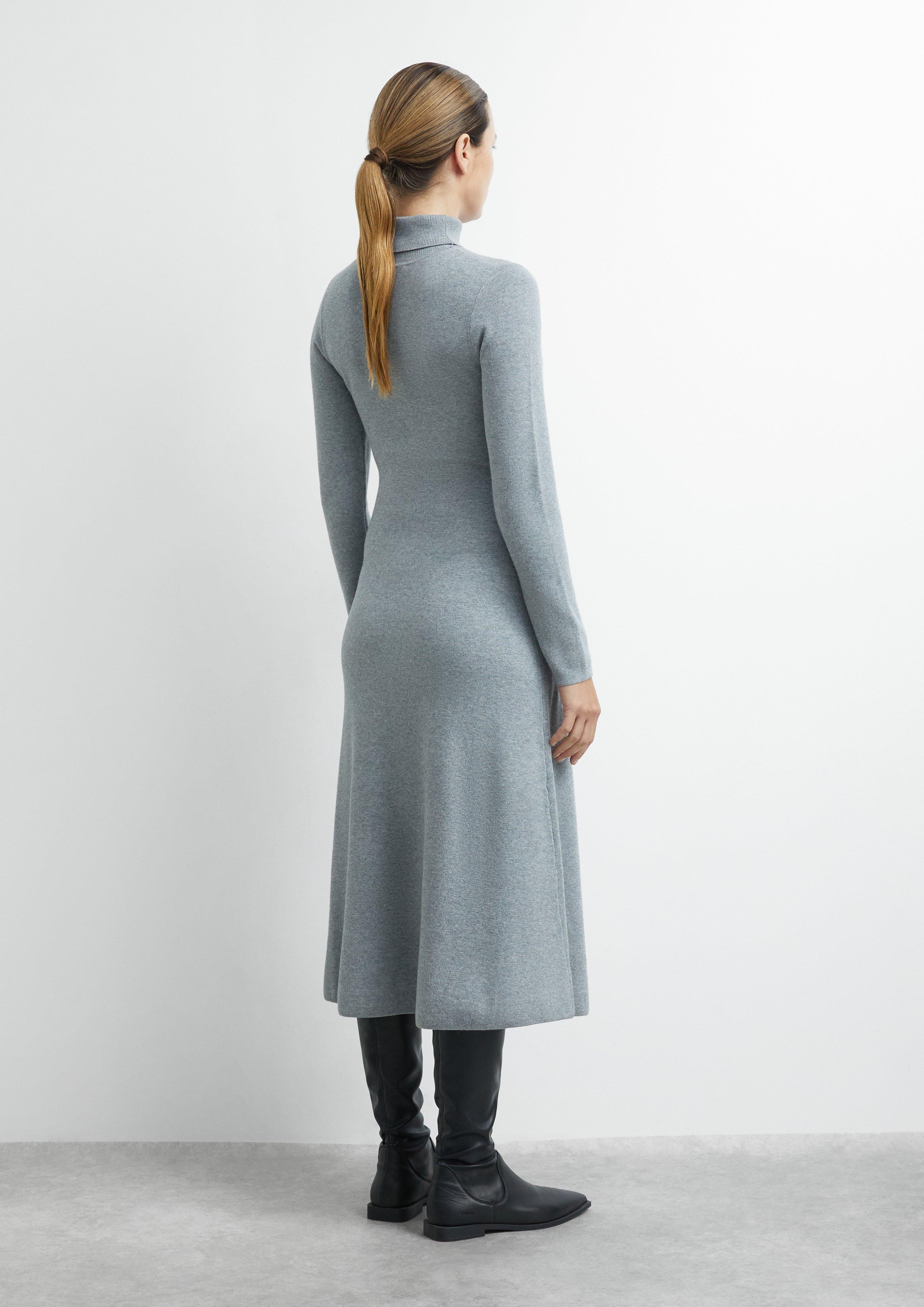 Feinstrick-Kleid mit Rollkragen und ausgestelltem Saum in grau von COMMA