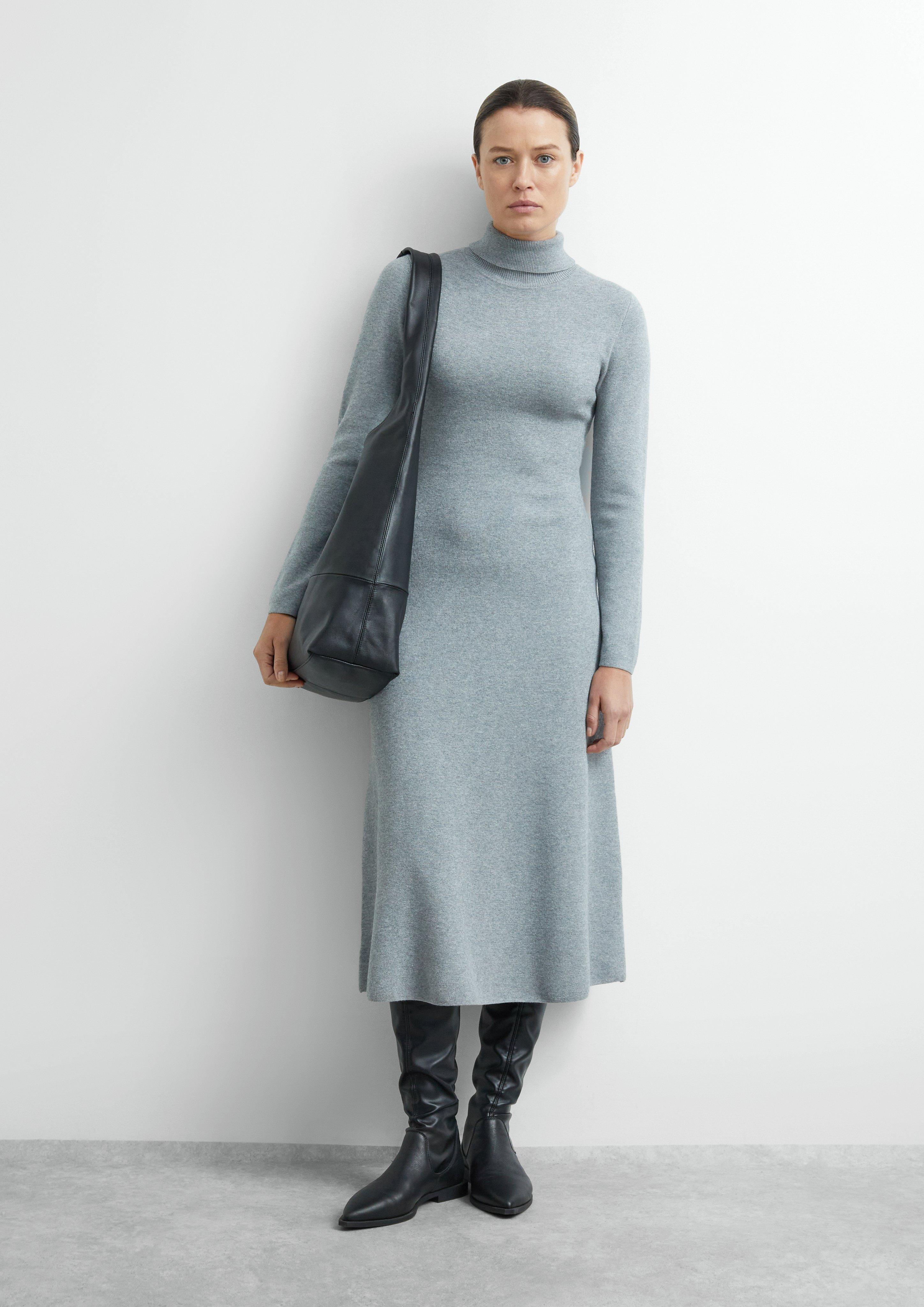 Feinstrick-Kleid mit Rollkragen und ausgestelltem Saum in grau von COMMA
