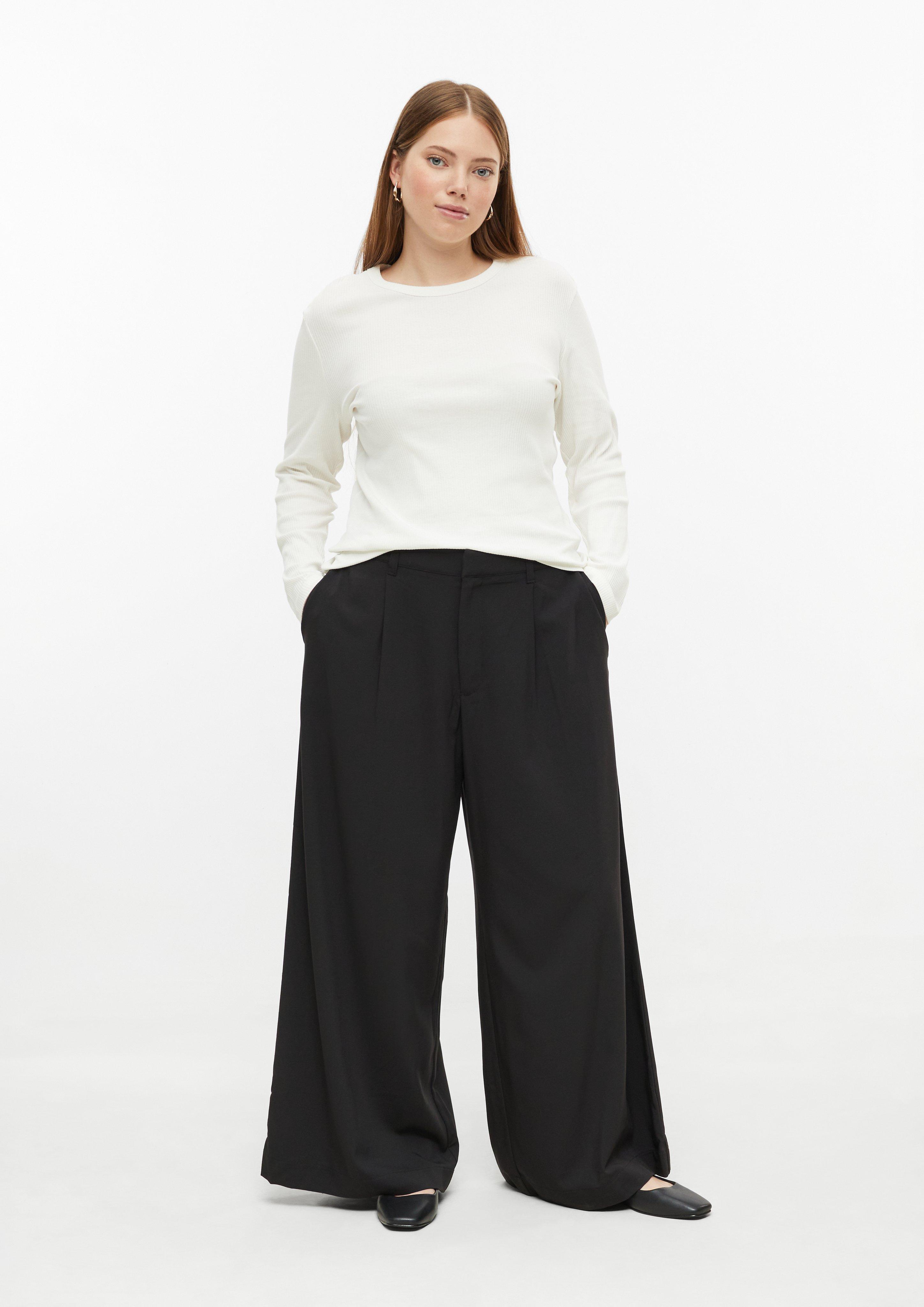Bundfaltenhose mit weitem Bein in Farbe schwarz von QS CURVE