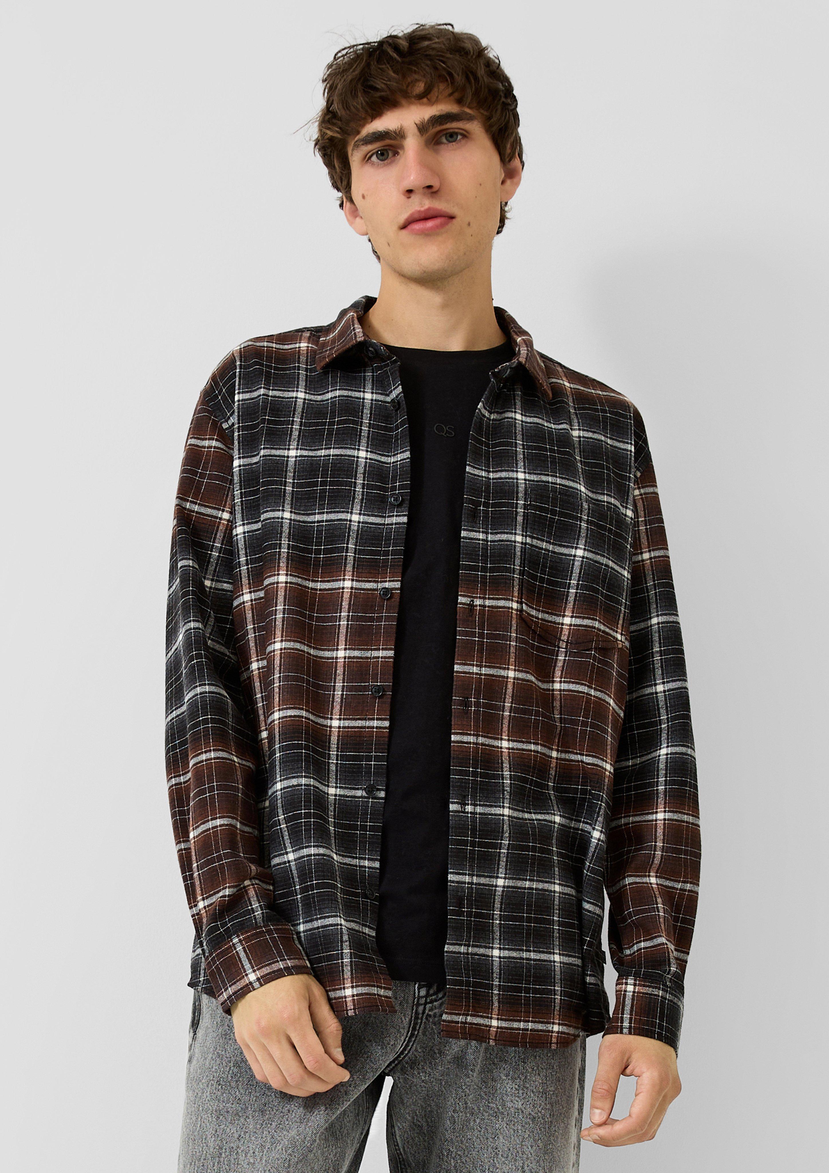 Coupe classique : chemise en flanelle à carreaux en marron foncé de QS