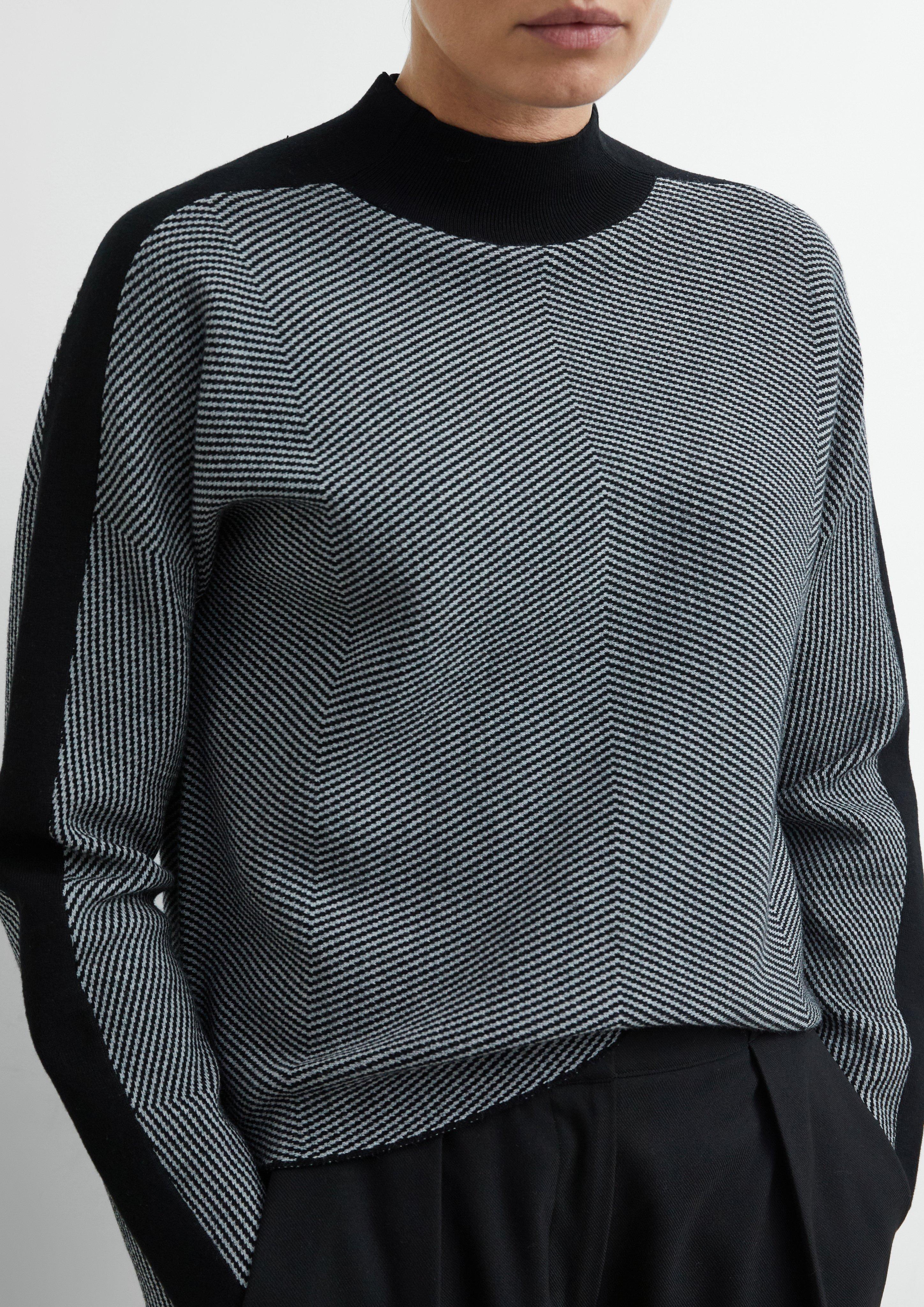 Damen Strickpullover mit Jacquard-Muster und Fledermausärmeln in schwarz von COMMA