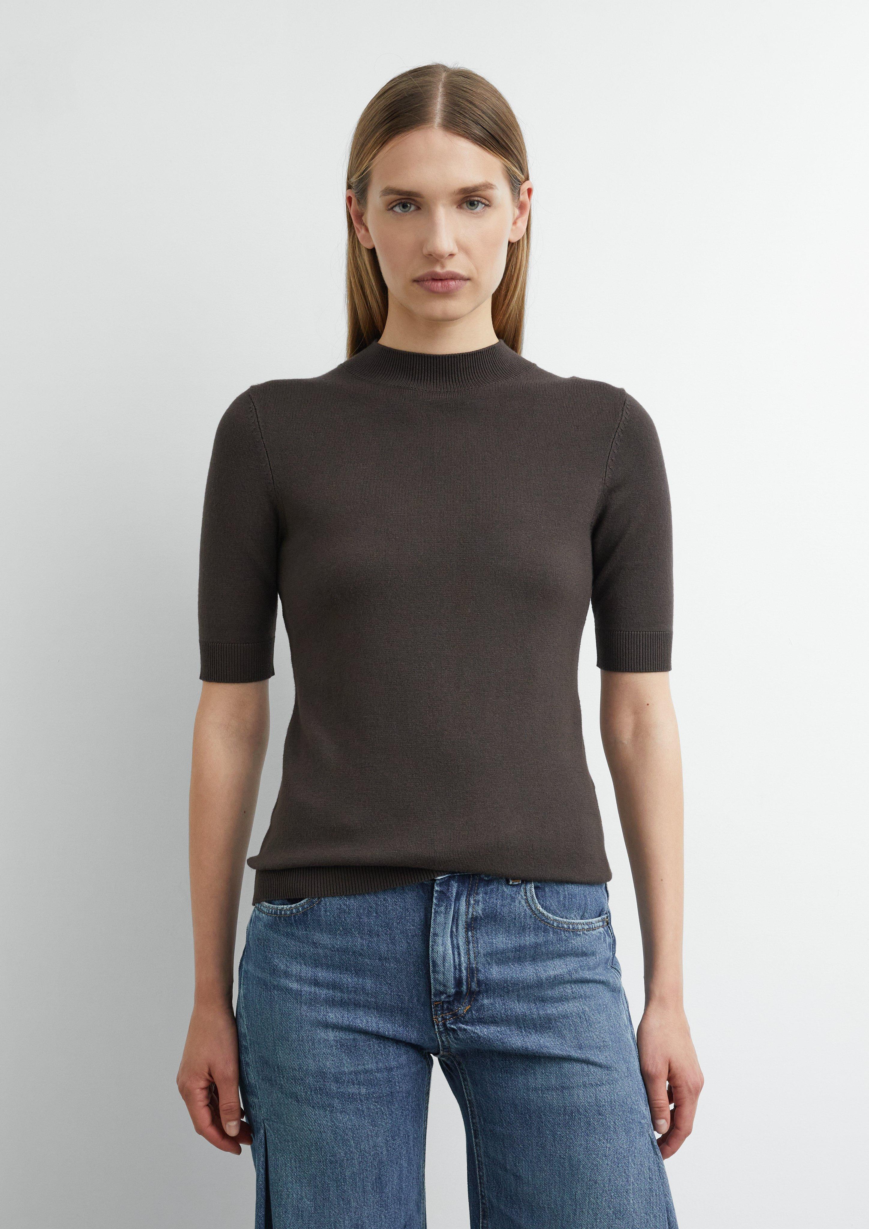 Pull en maille fine avec col montant léger en marron foncé de COMMA