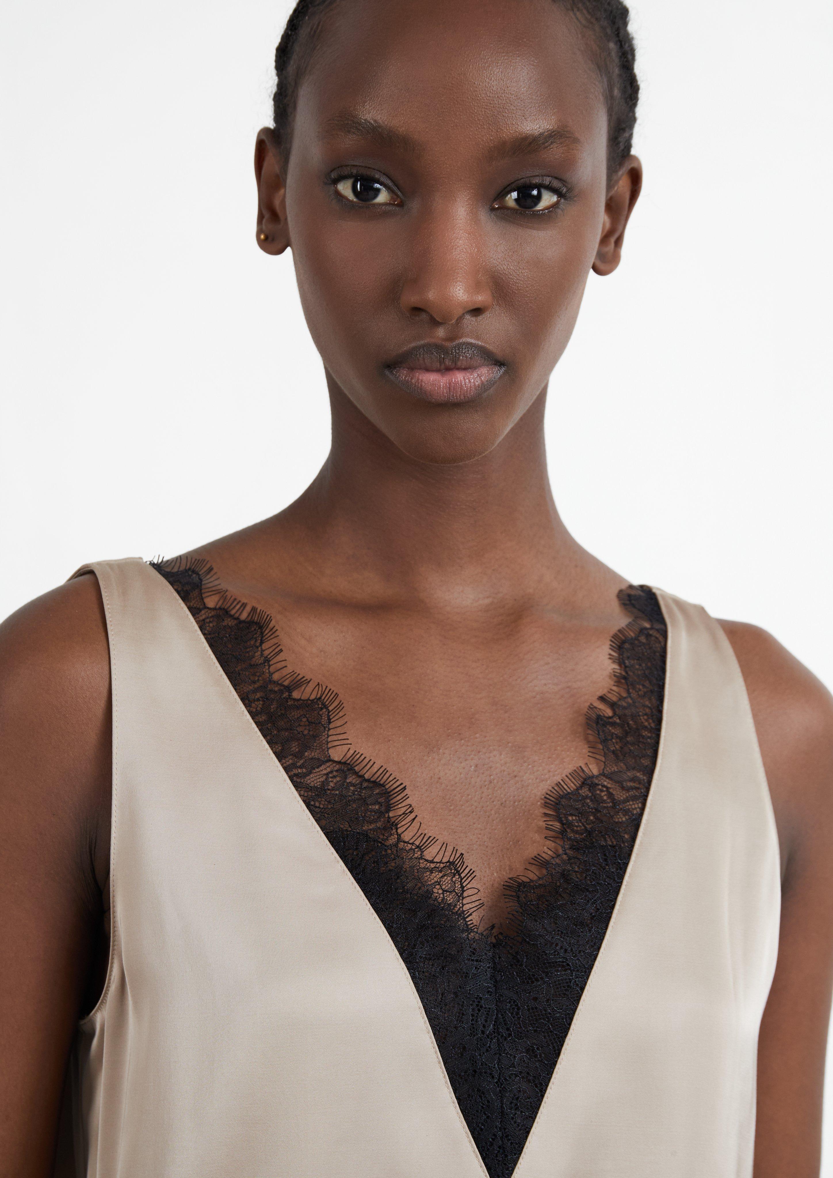 Damen Ärmellose Satin-Bluse mit Spitze und V-Ausschnitt in braun von COMMA