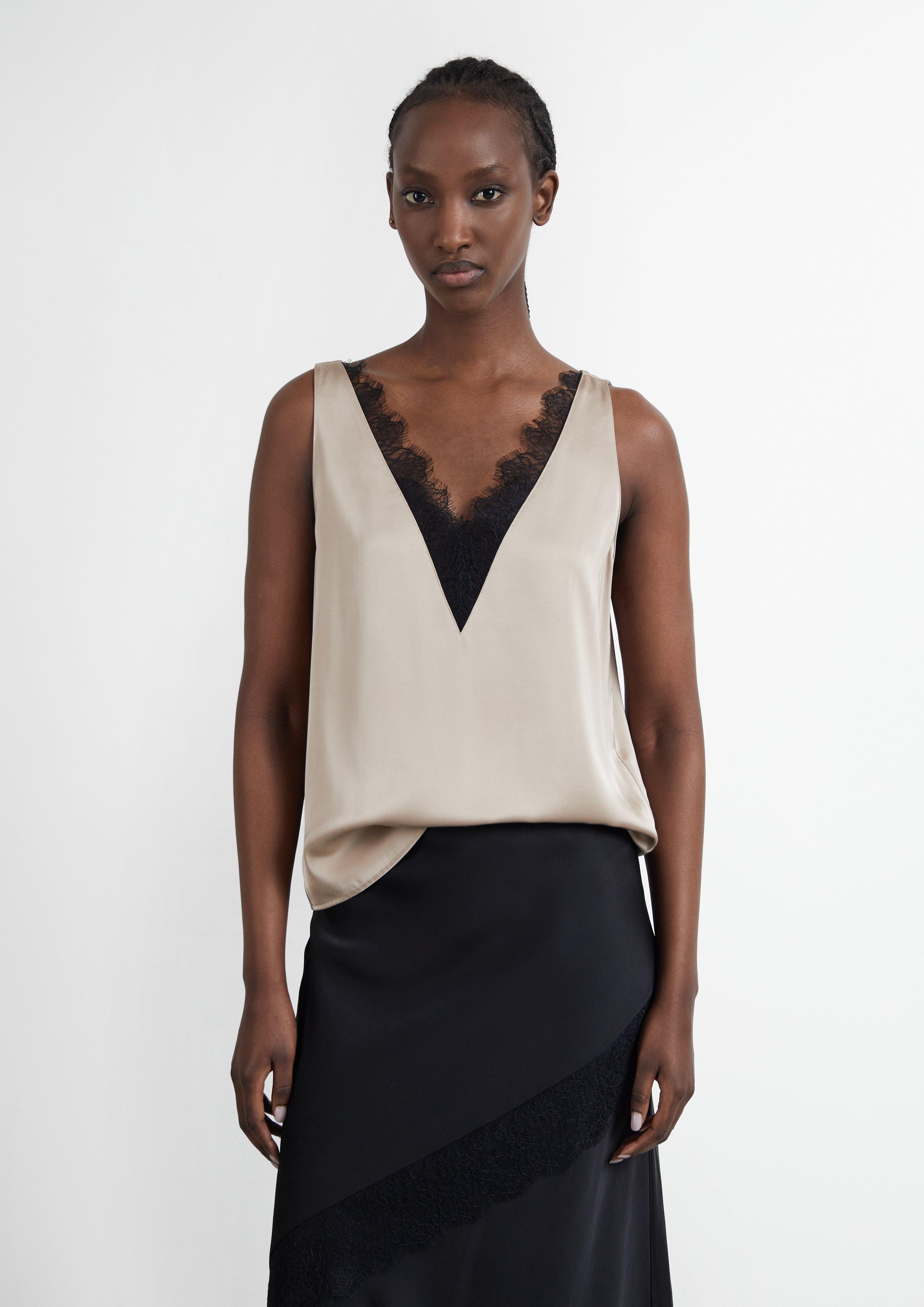 Ärmellose Satin-Bluse mit Spitze und V-Ausschnitt in Farbe hellbraun von COMMA