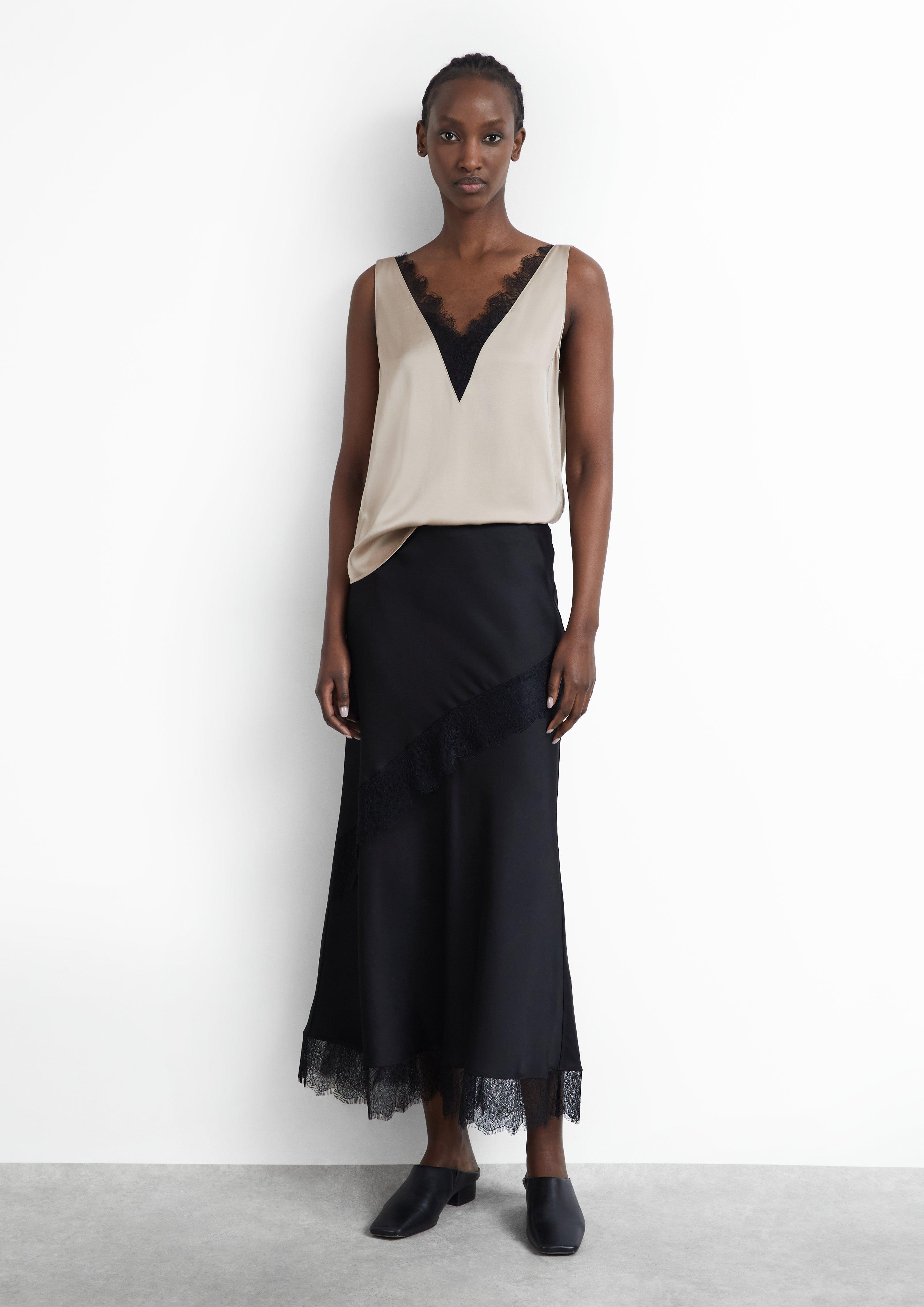 Damen Ärmellose Satin-Bluse mit Spitze und V-Ausschnitt in braun von COMMA
