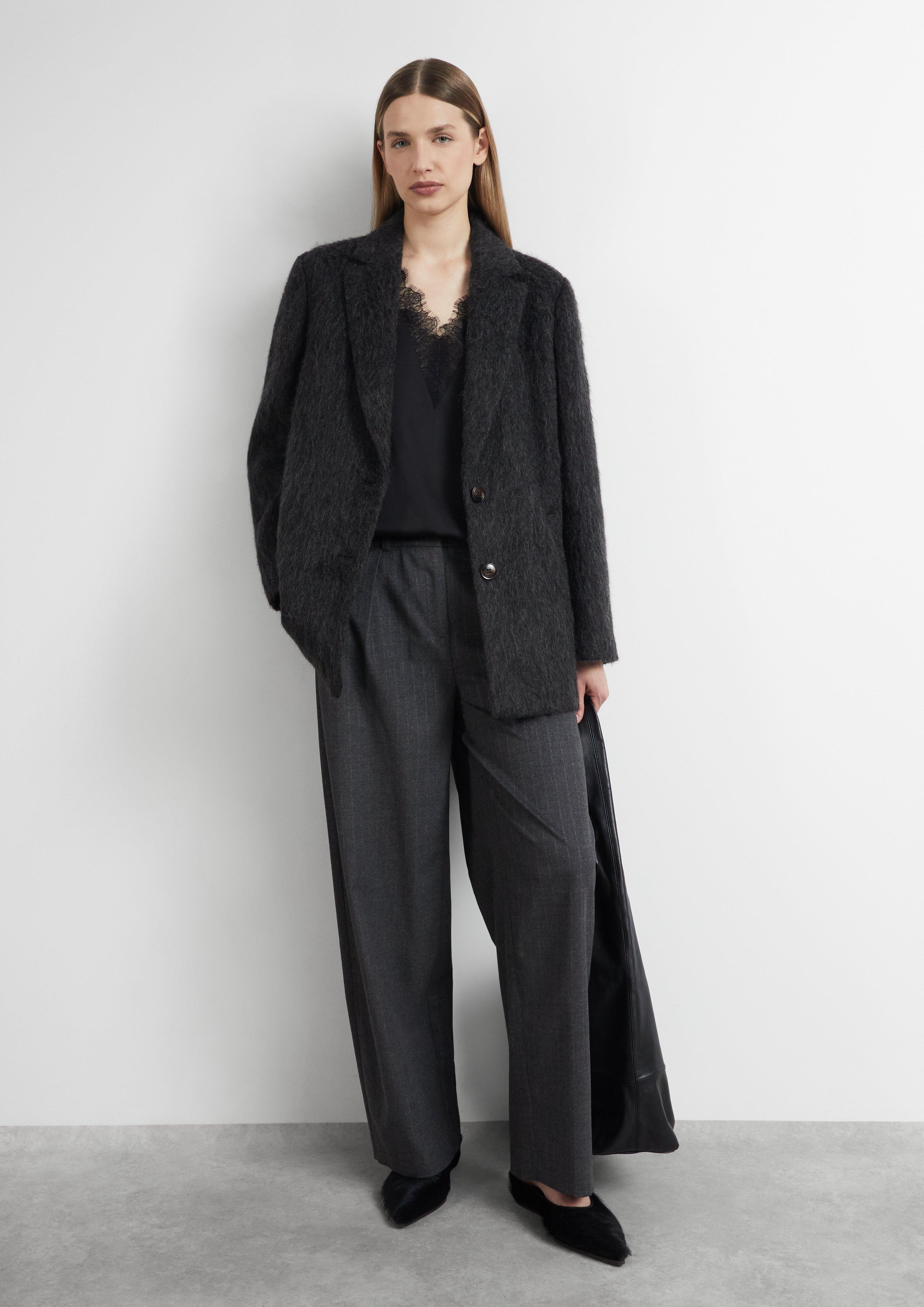 Damen Ärmellose Satin-Bluse mit Spitze und V-Ausschnitt in schwarz von COMMA