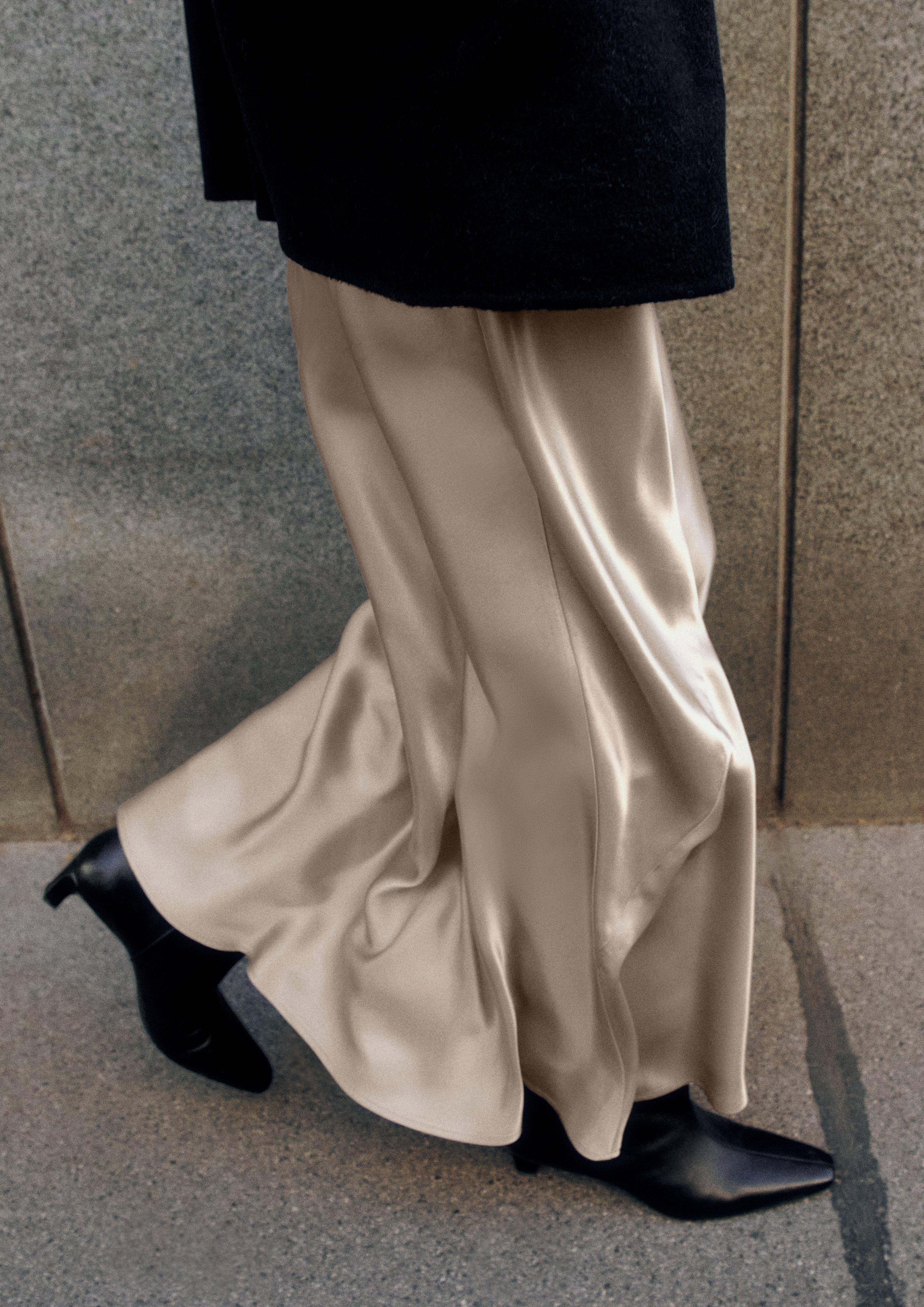 Satin-Midirock mit High-Rise-Bund und ausgestelltem Saum in Farbe hellbraun von COMMA